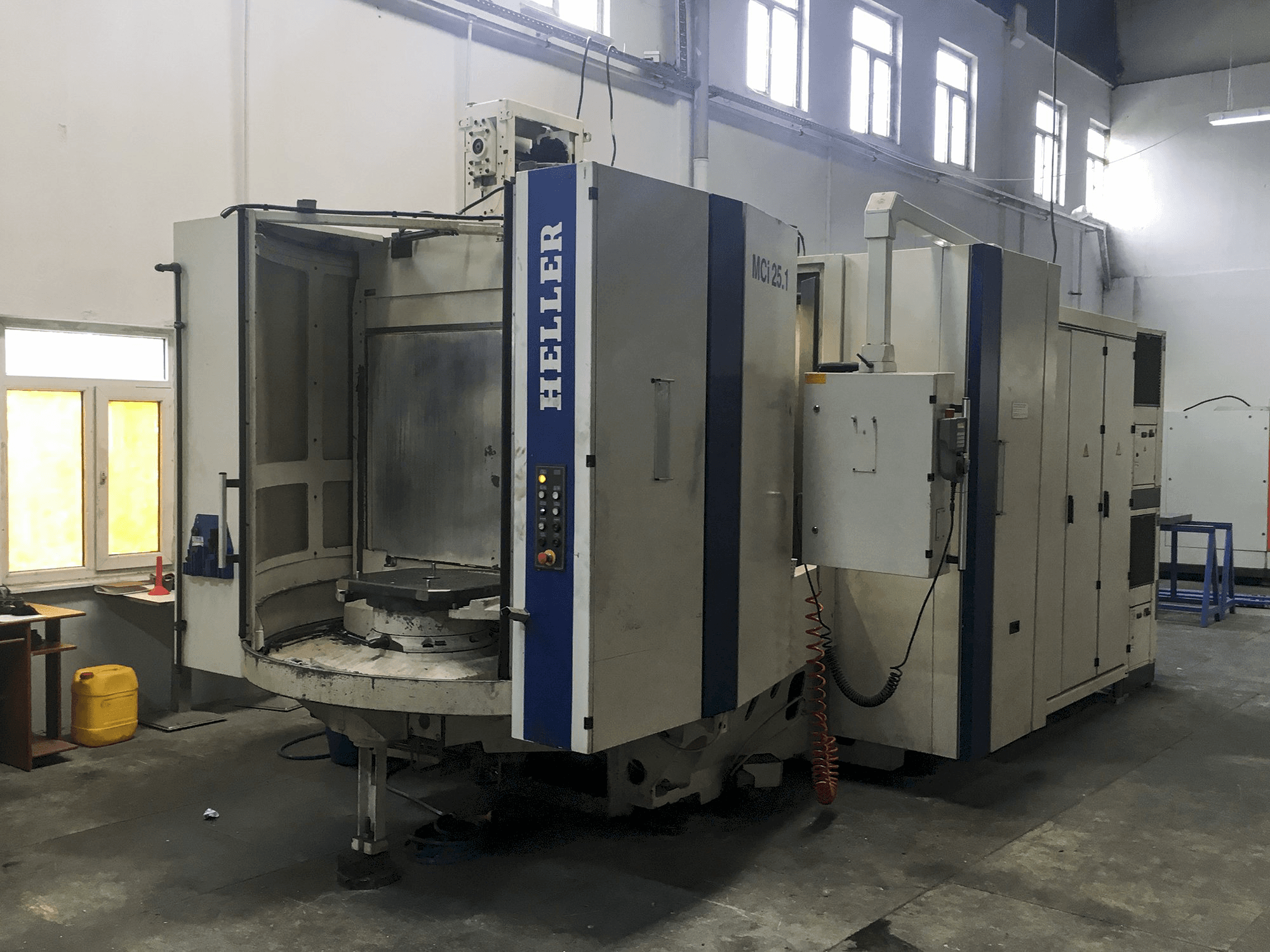 Vista izquierda de la máquina HELLER MCi 25