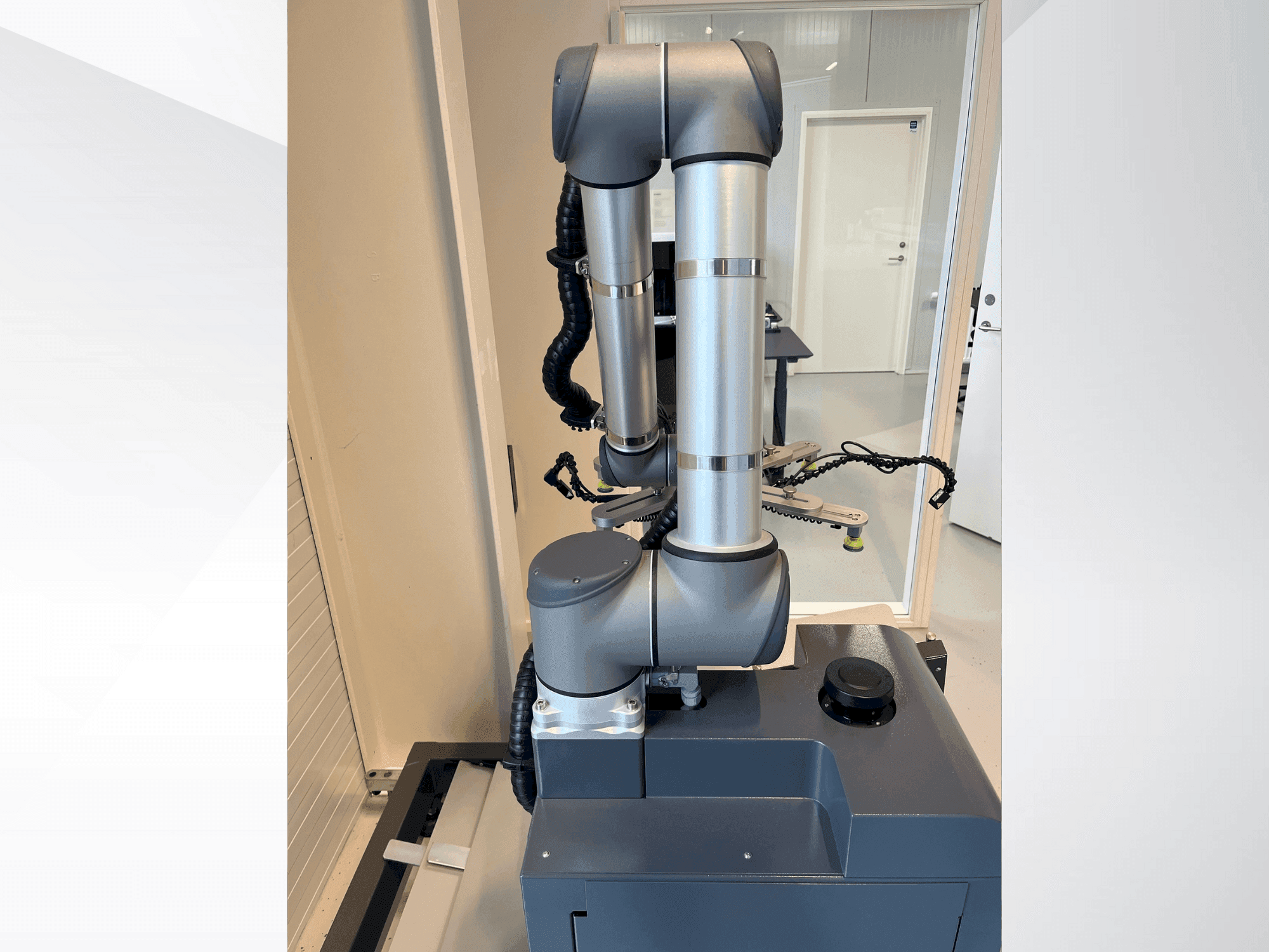 Vista frontal de la máquina Universal Robots UR10