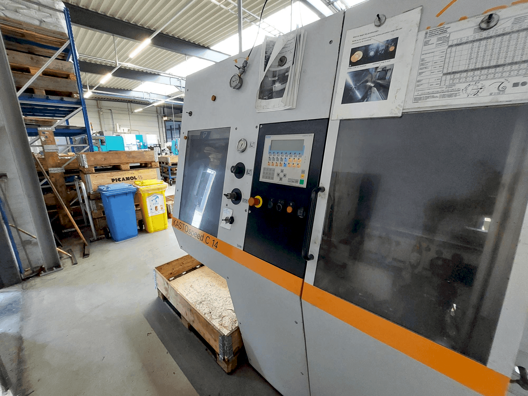 Vista frontal de la máquina KASTO speed C 14