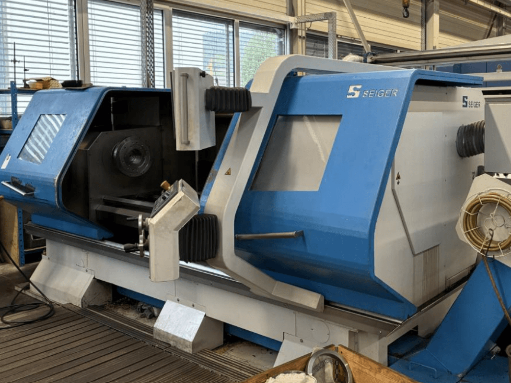 Torno horizontal SEIGER SLZ-620E, vista frontal en la que se aprecian el panel de control y la zona del husillo principal.