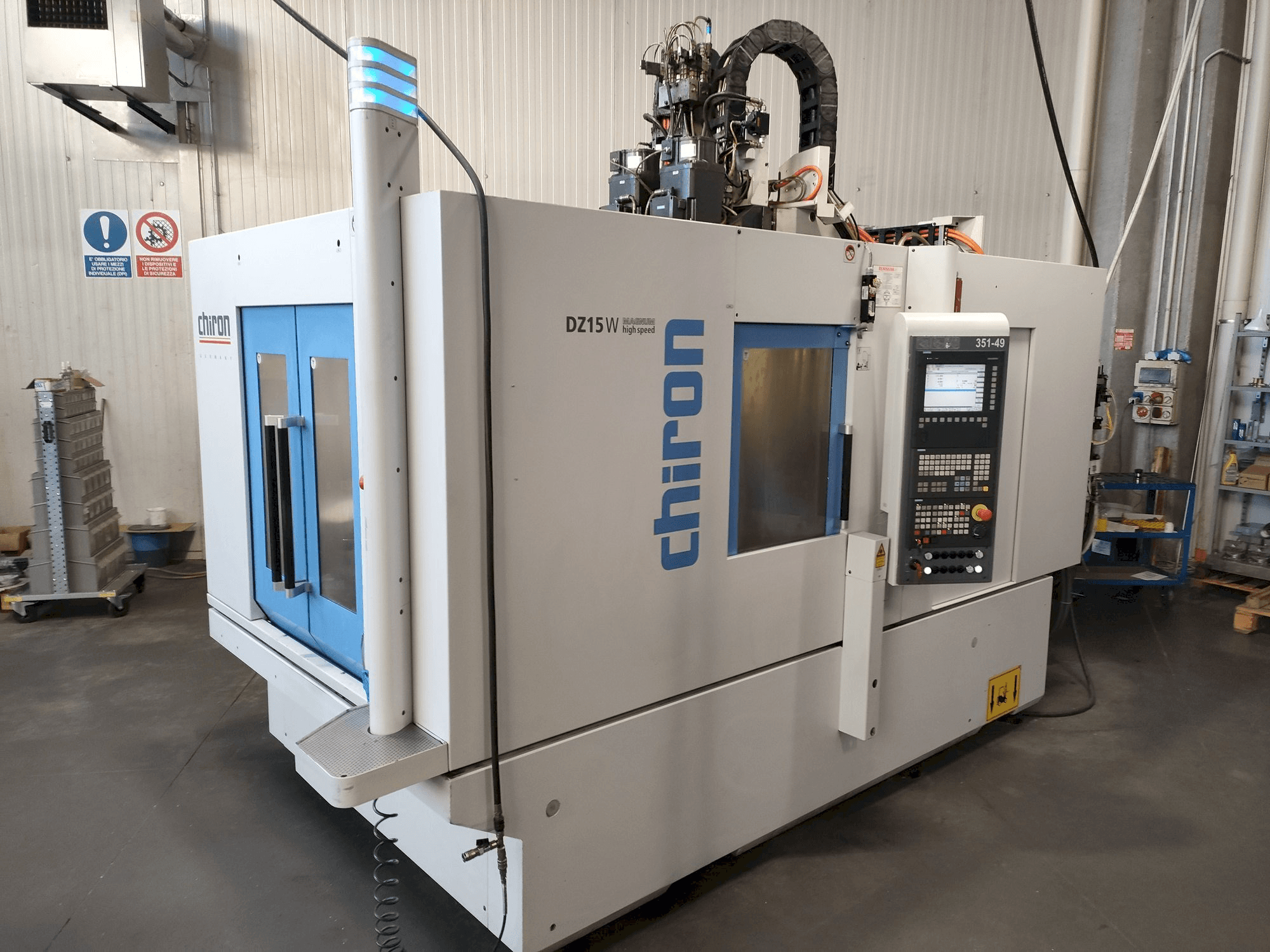 Vista frontal de la máquina CHIRON DZ15W MAGNUM HS