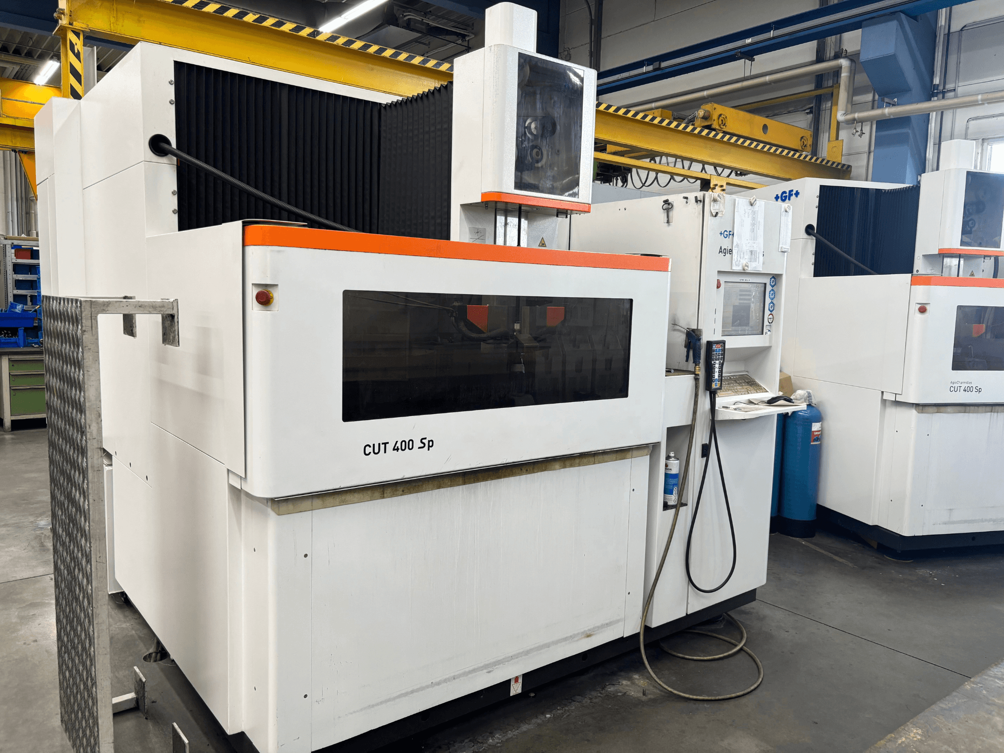 Máquina de electroerosión por hilo +GF+ AGIECHARMILLES CUT 400 Sp, vista frontal, en la que se aprecian el panel de control y el sistema de refrigeración integrado.