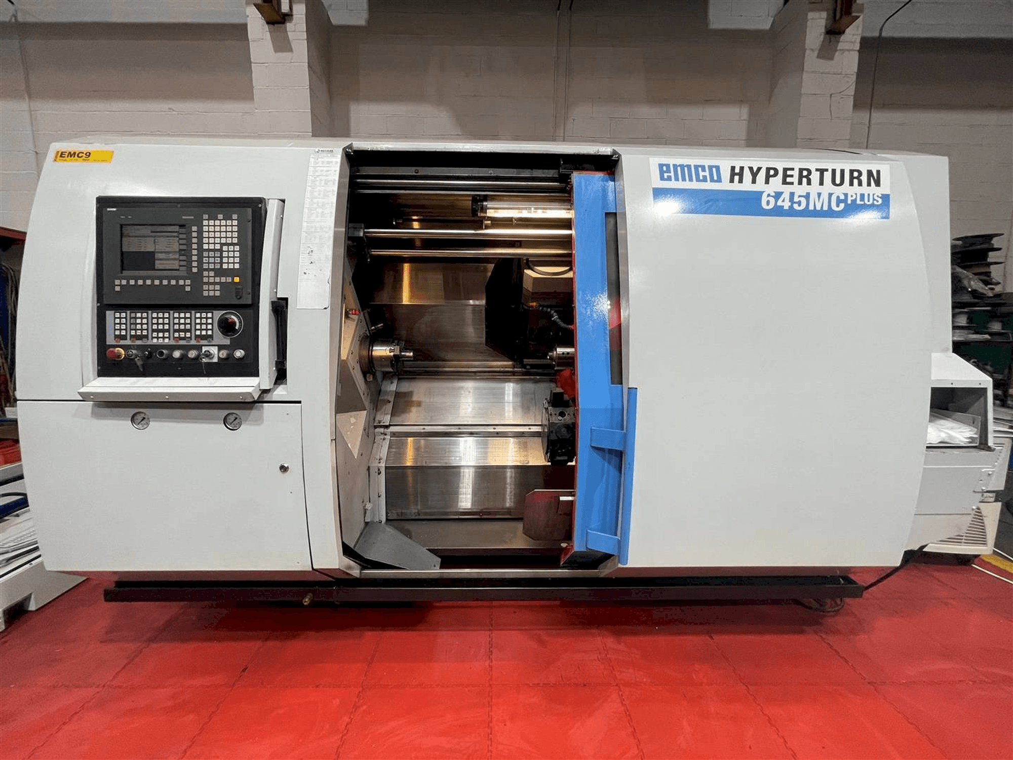 Vista frontal de la máquina EMCO Hyperturn 645MC Plus
