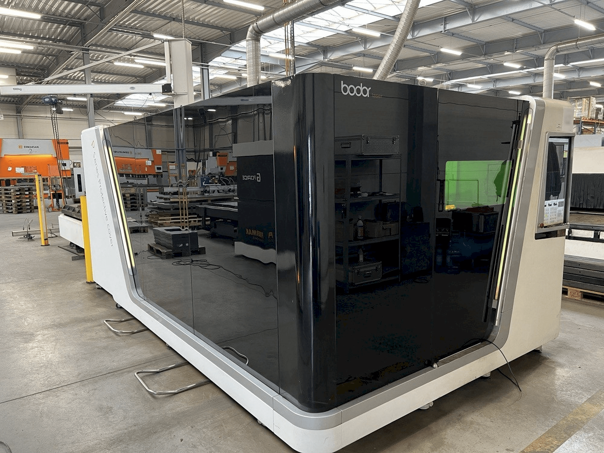 Vista frontal de la máquina Bodor P3015