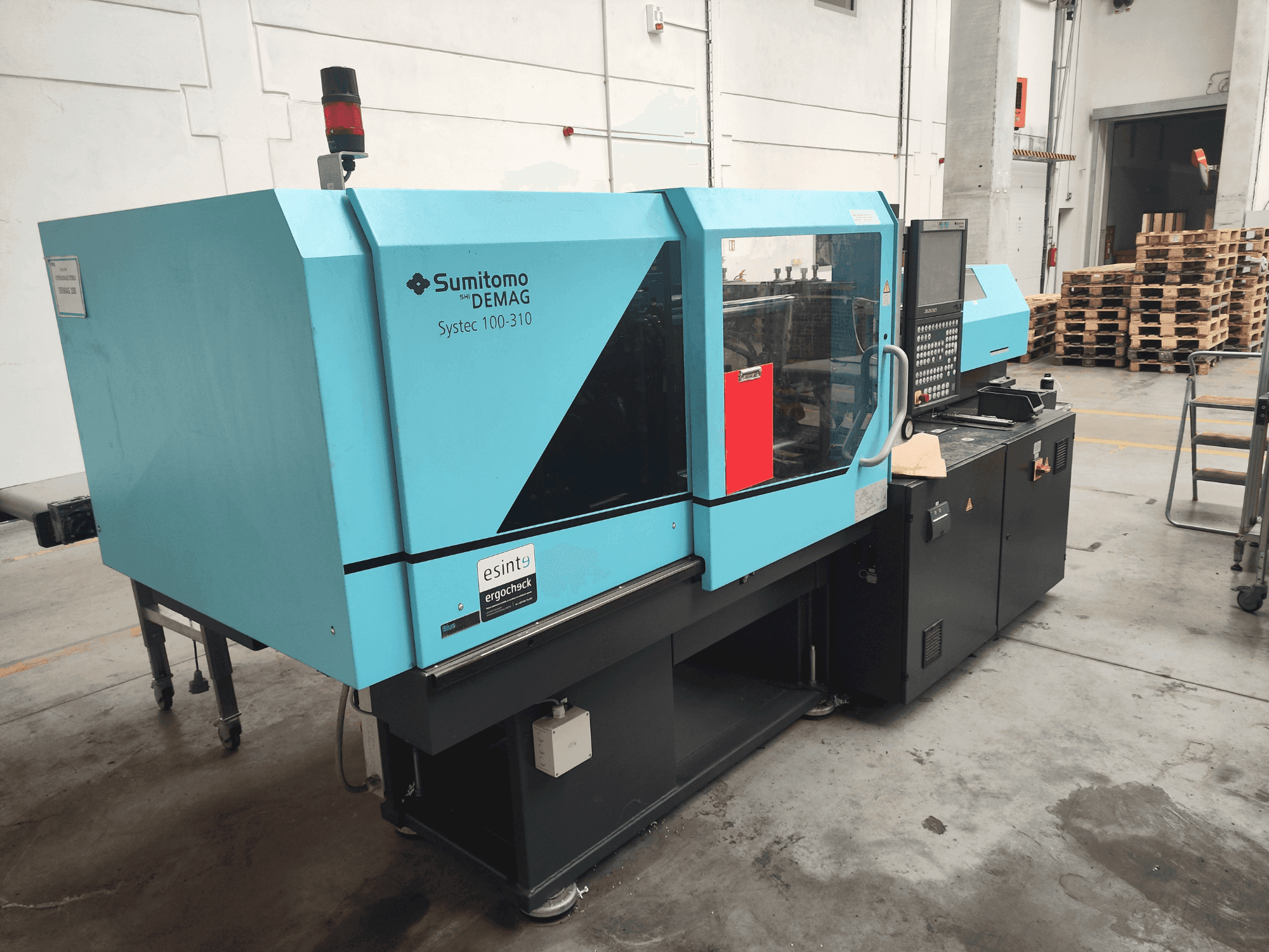 Vista frontal de la máquina DEMAG Systec 100/420-310