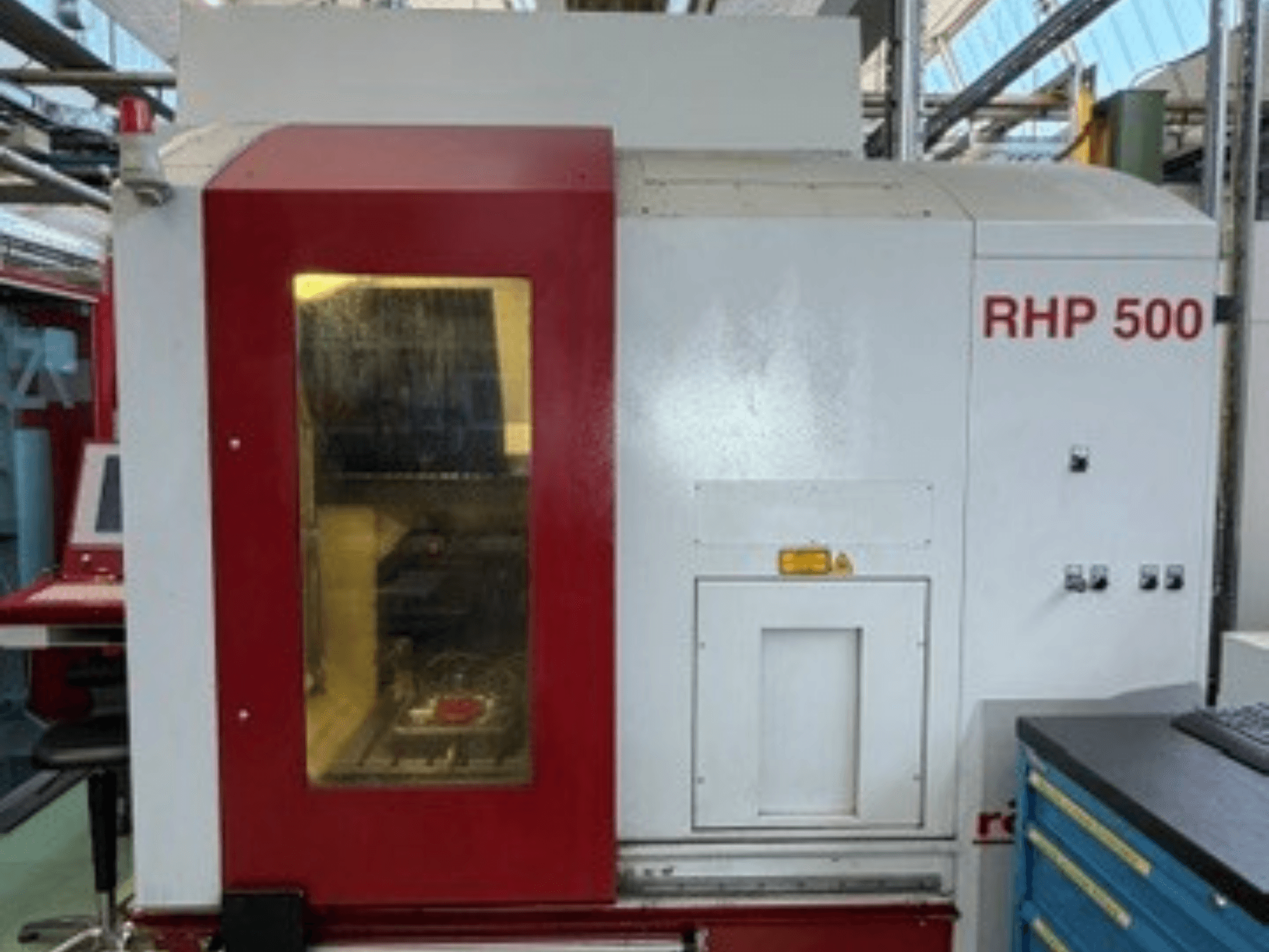 Centro de mecanizado vertical Röders TEC RHP 500, vista frontal, en la que se aprecian el panel de control y la ventana transparente que permite ver el interior.