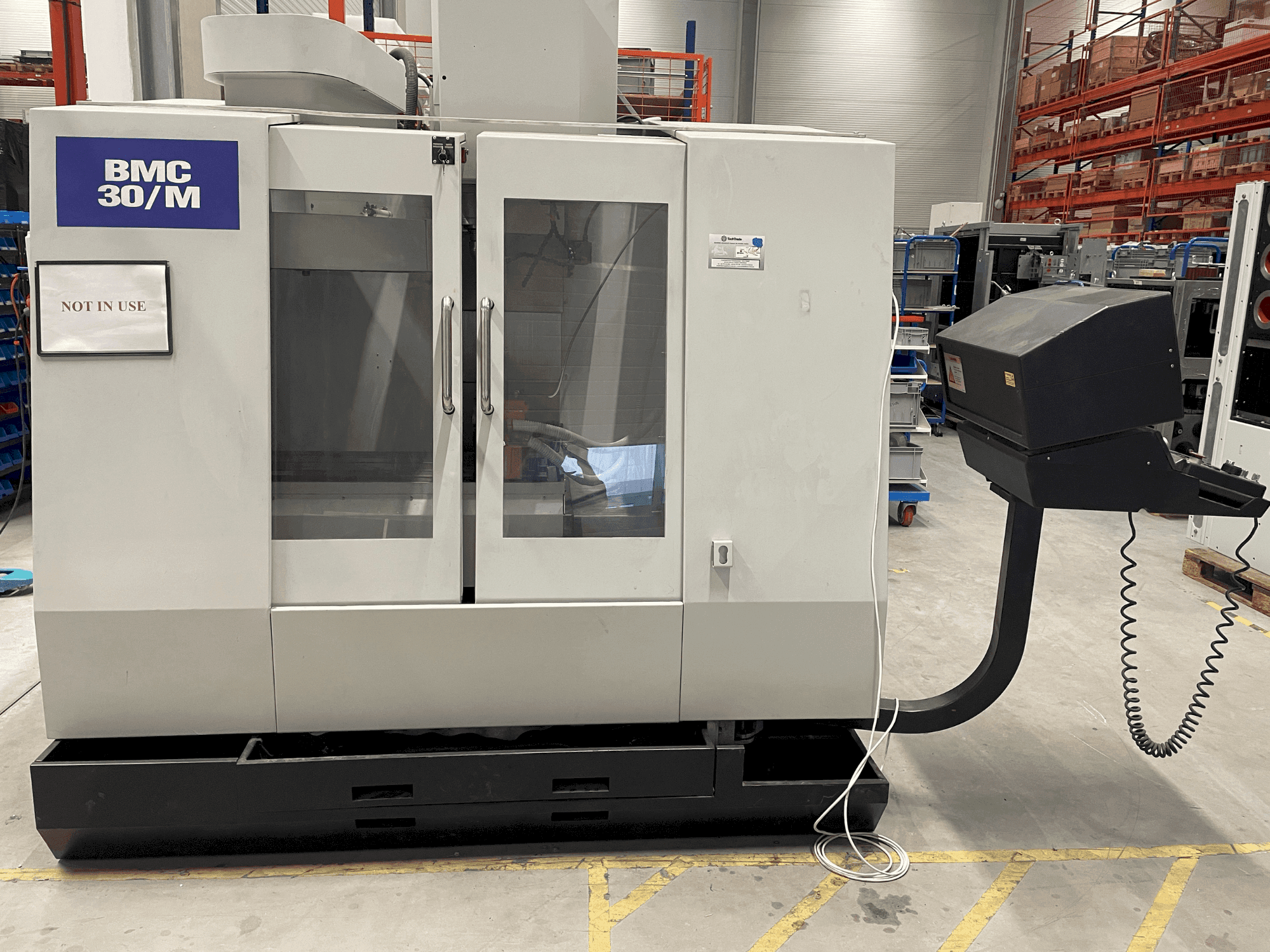 Vista frontal de la máquina Hurco BMC-30M