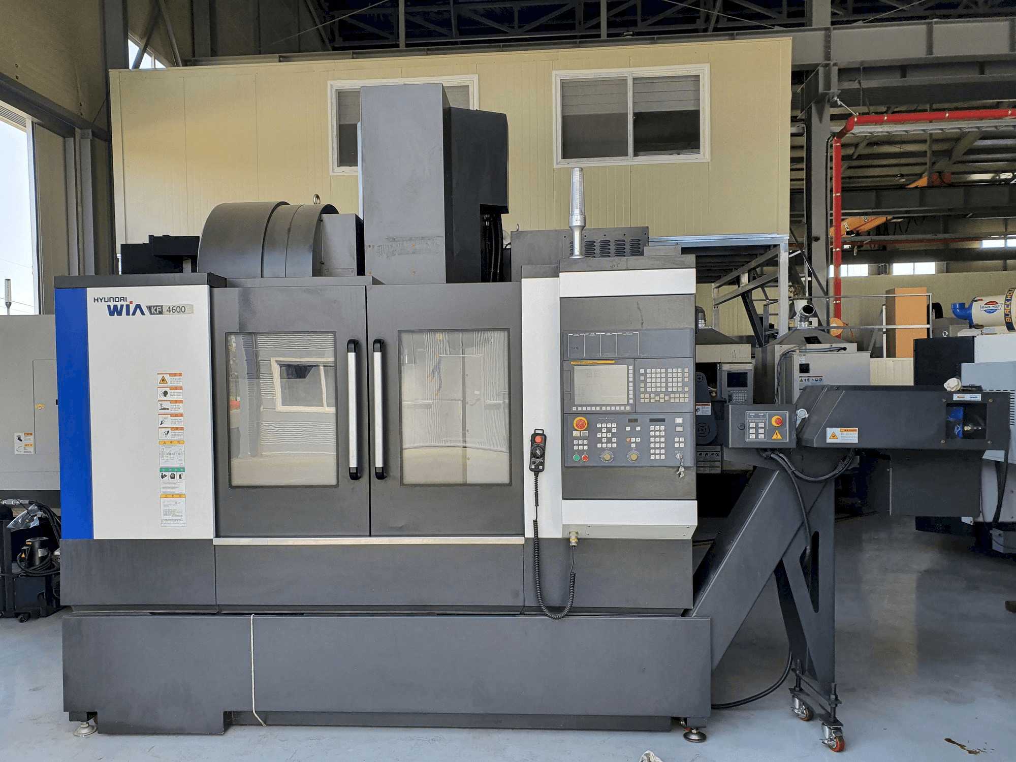 Vista frontal de la máquina Hyundai Wia KF4600