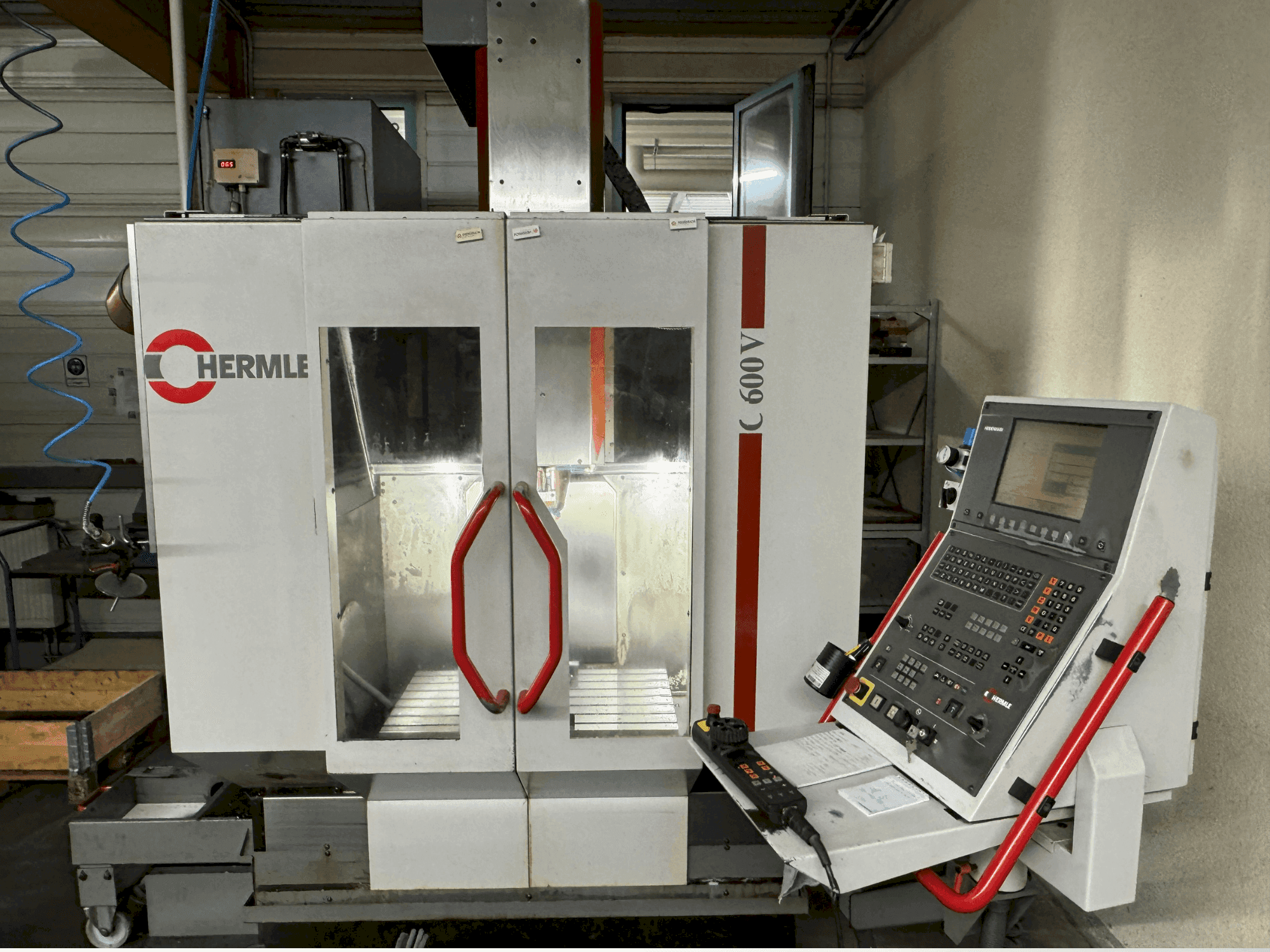 Vista frontal de la máquina HERMLE C600