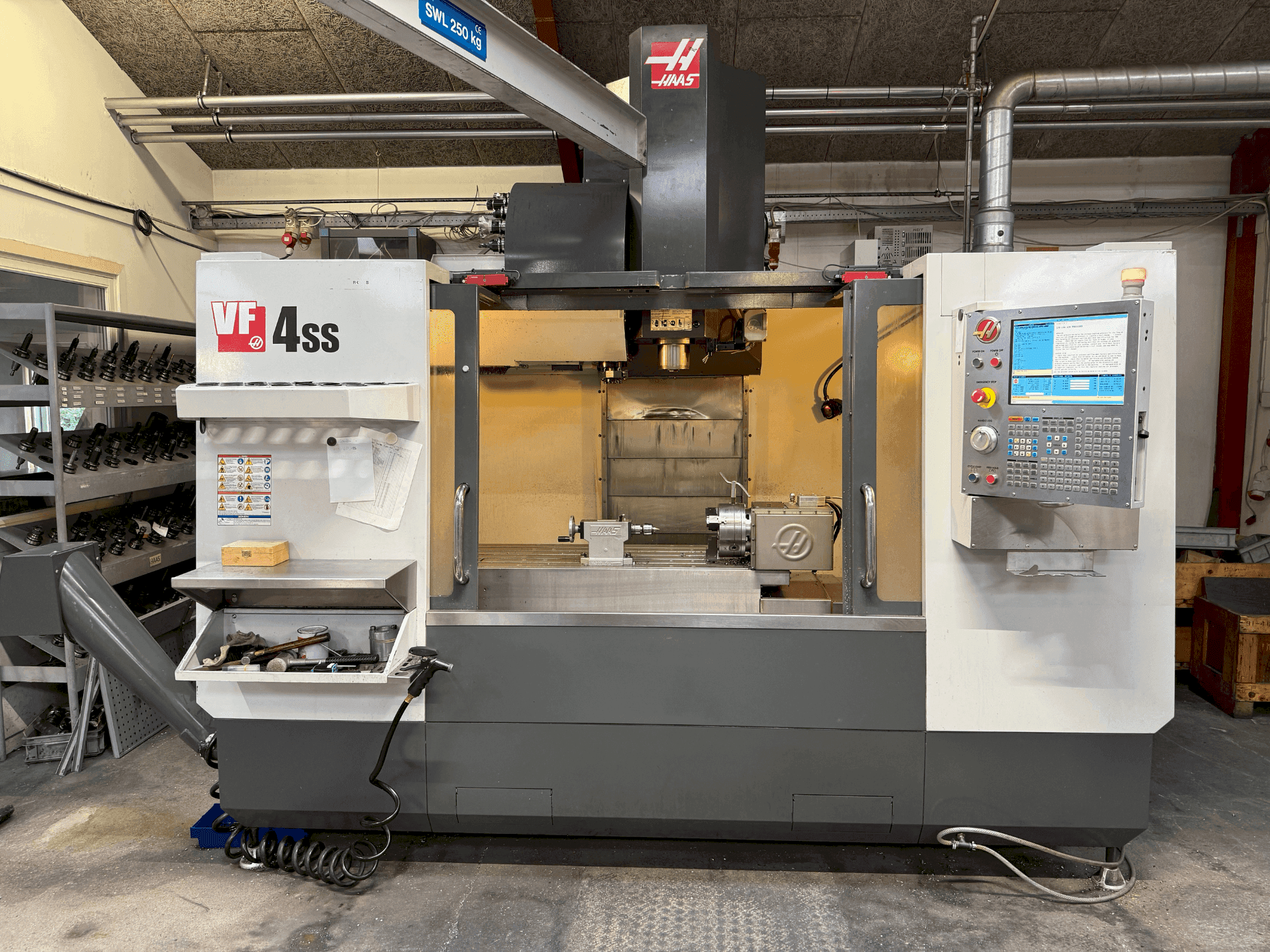 Vista frontal de la máquina HAAS VF-4SS
