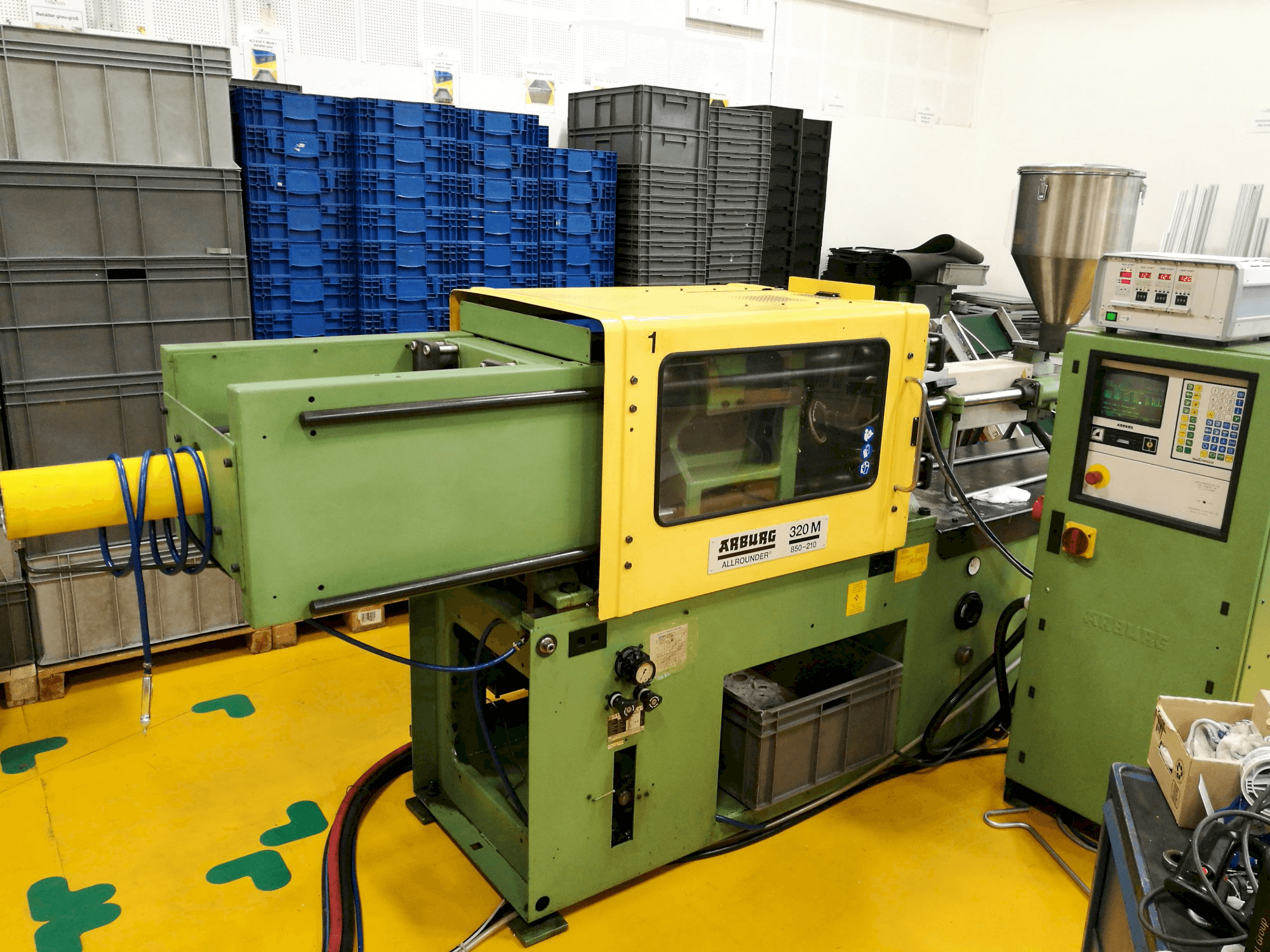 Vista izquierda de la máquina Arburg 320 M 850-210