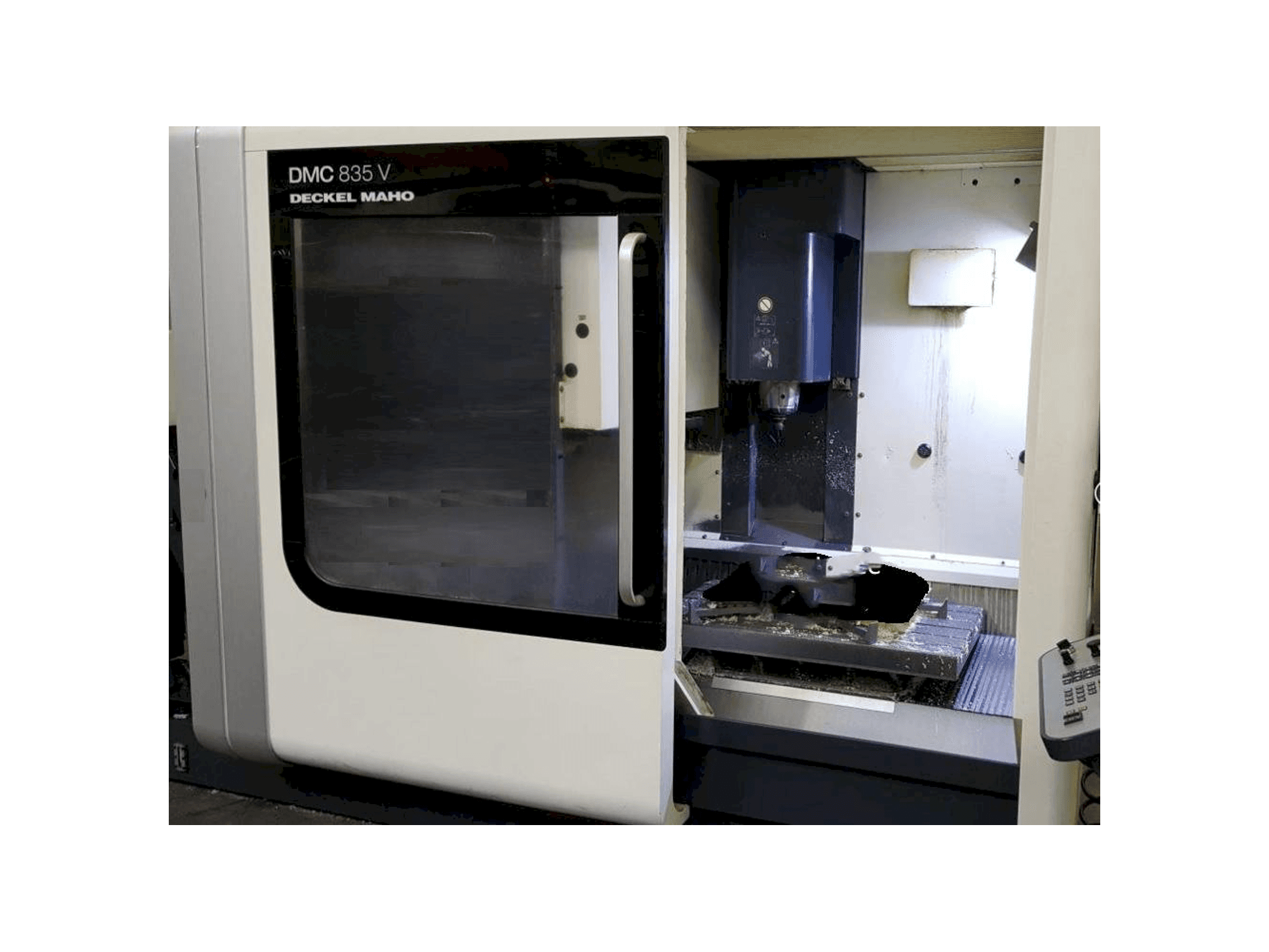 Vista frontal de la máquina DECKEL MAHO DMC 835 V