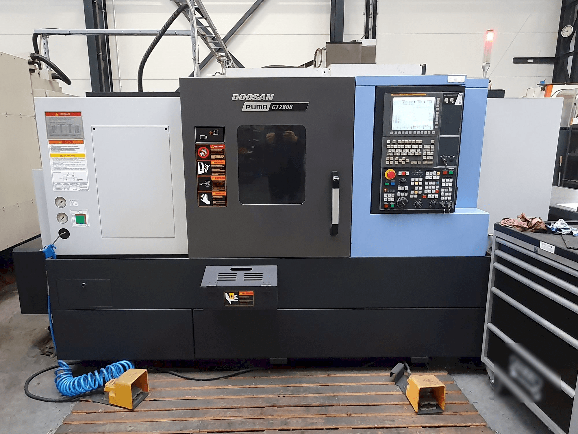 Vista frontal de la máquina Doosan PUMA GT2600