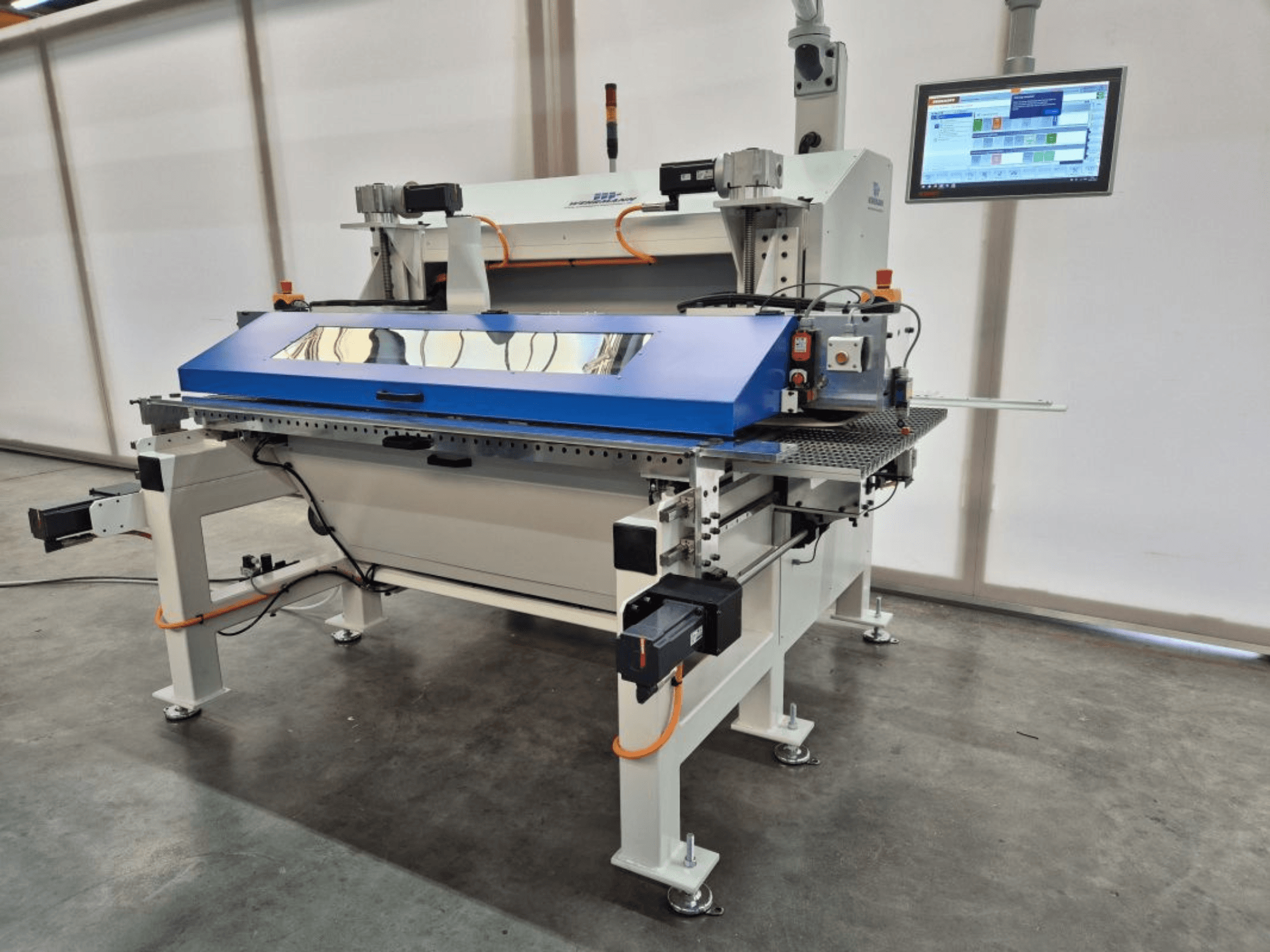 Sierra de panel WEHRMANN WT-50/900 en vista frontal, mostrando su superficie de corte azul, panel de control digital y características de seguridad integradas.