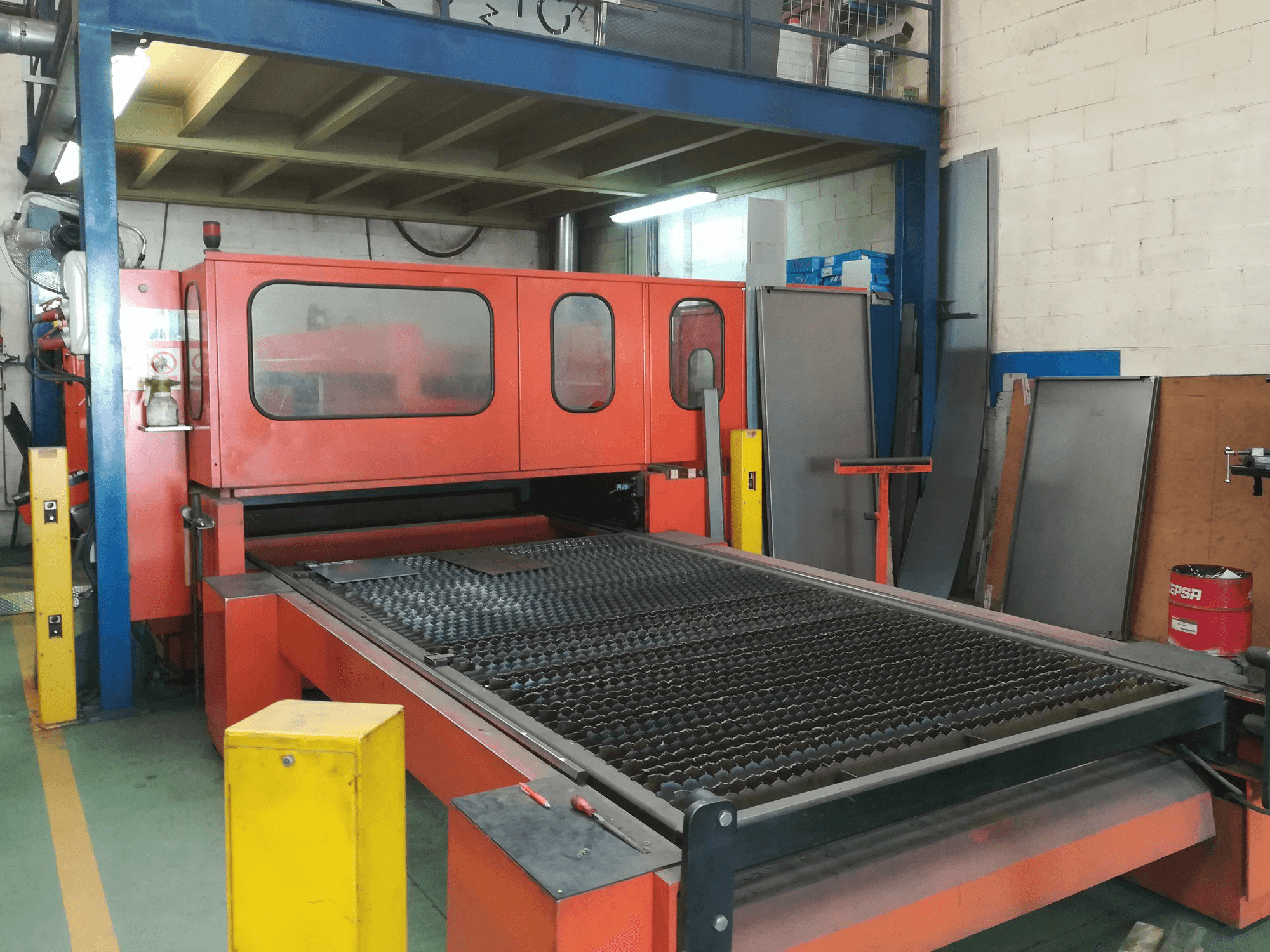 Vista frontal de la máquina Bystronic Bystar 3015