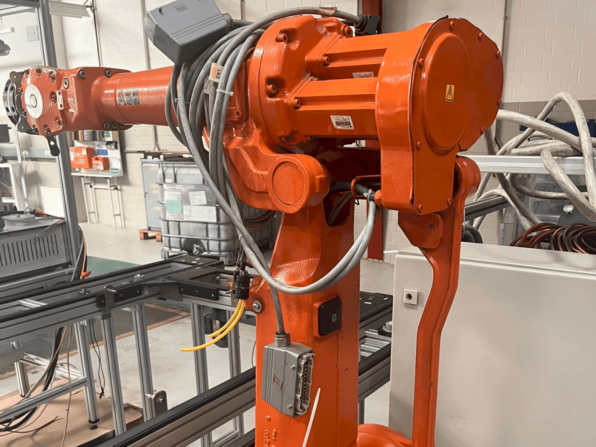 Vista frontal de la máquina ABB IRB 2400 M2004