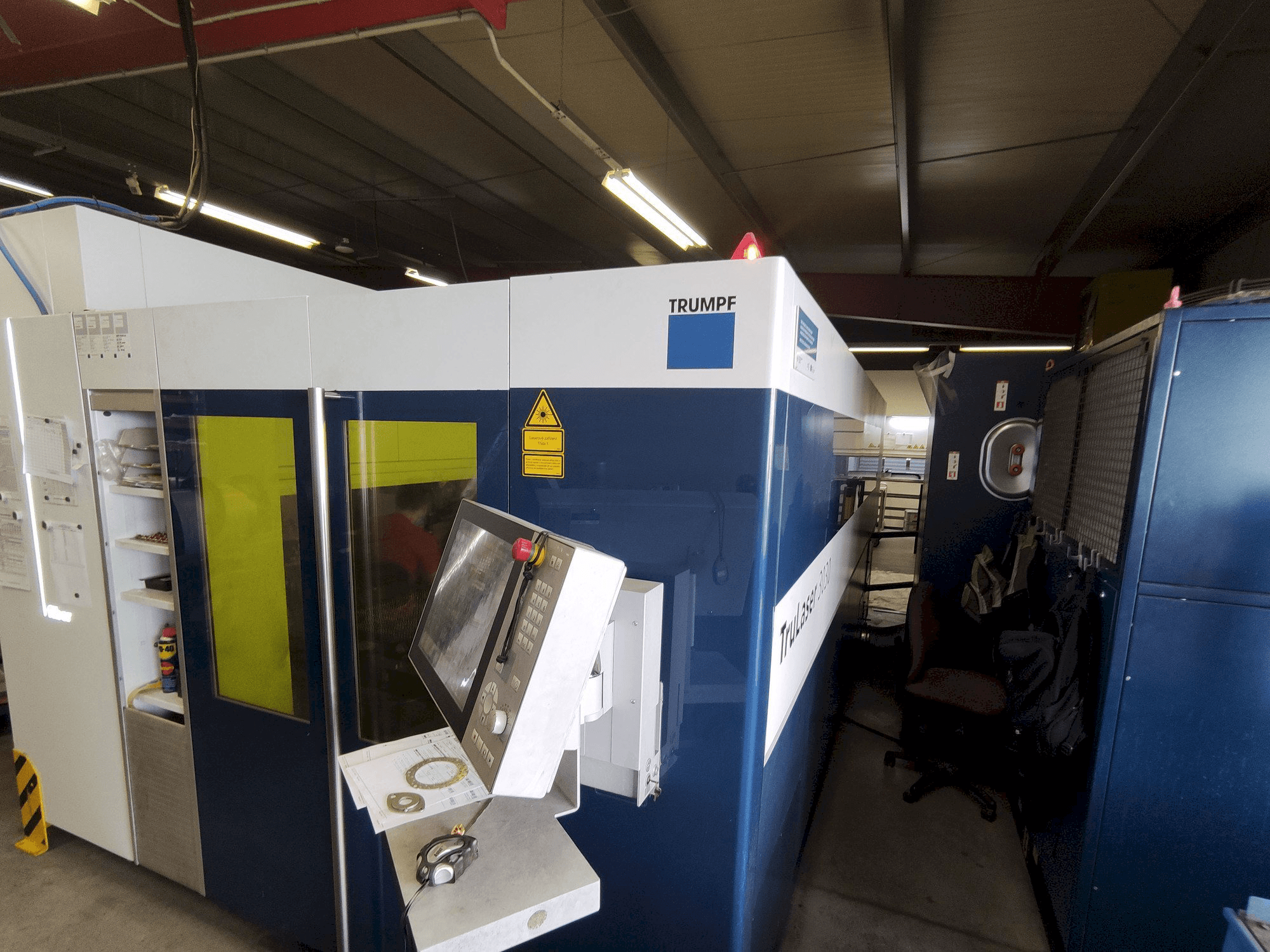 Vista frontal de la máquina Trumpf TruLaser 3030 Fiber