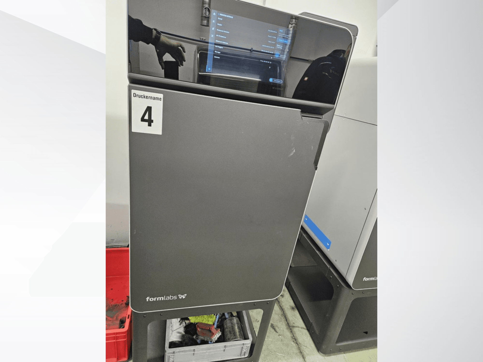 Impresora 3D de plástico FORMLABS Fuse 1+ de 30 W, vista frontal, en la que se aprecian la pantalla táctil y la etiqueta «Druckname 4».