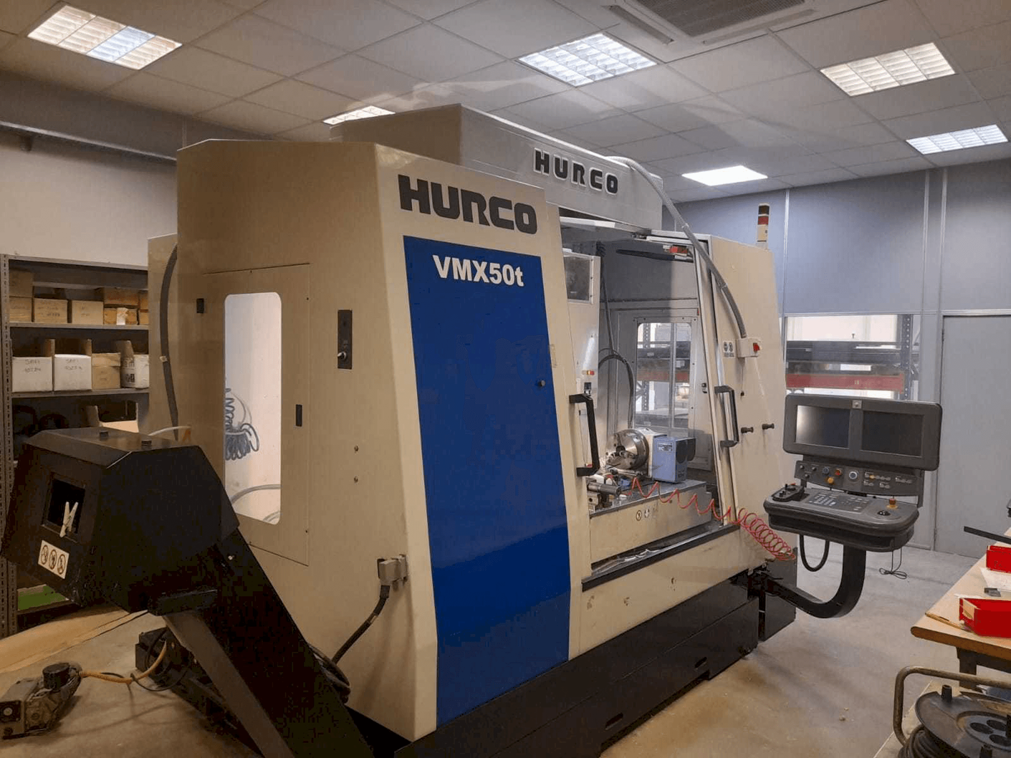 Vista frontal de la máquina Hurco VMX50T