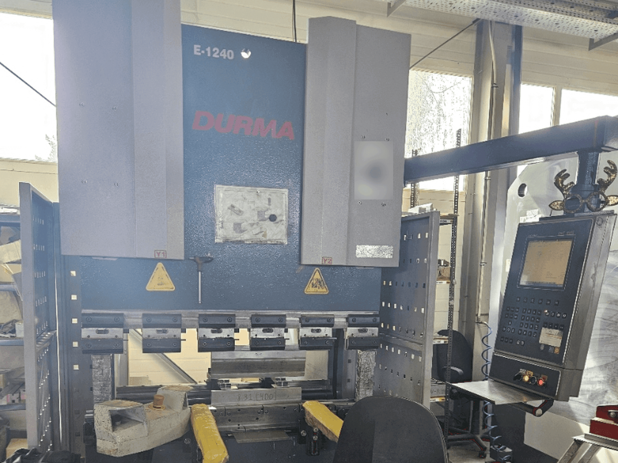 Vista frontal de la máquina Durma E 1240