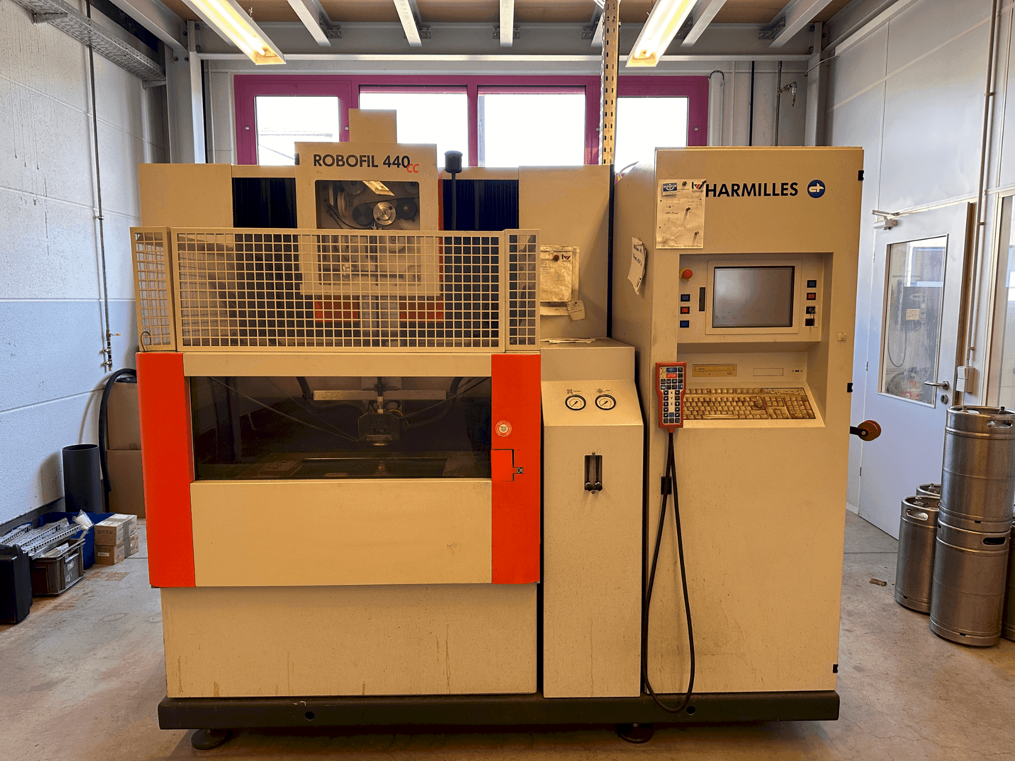 Vista frontal de la máquina CHARMILLES Robofil 440 CC
