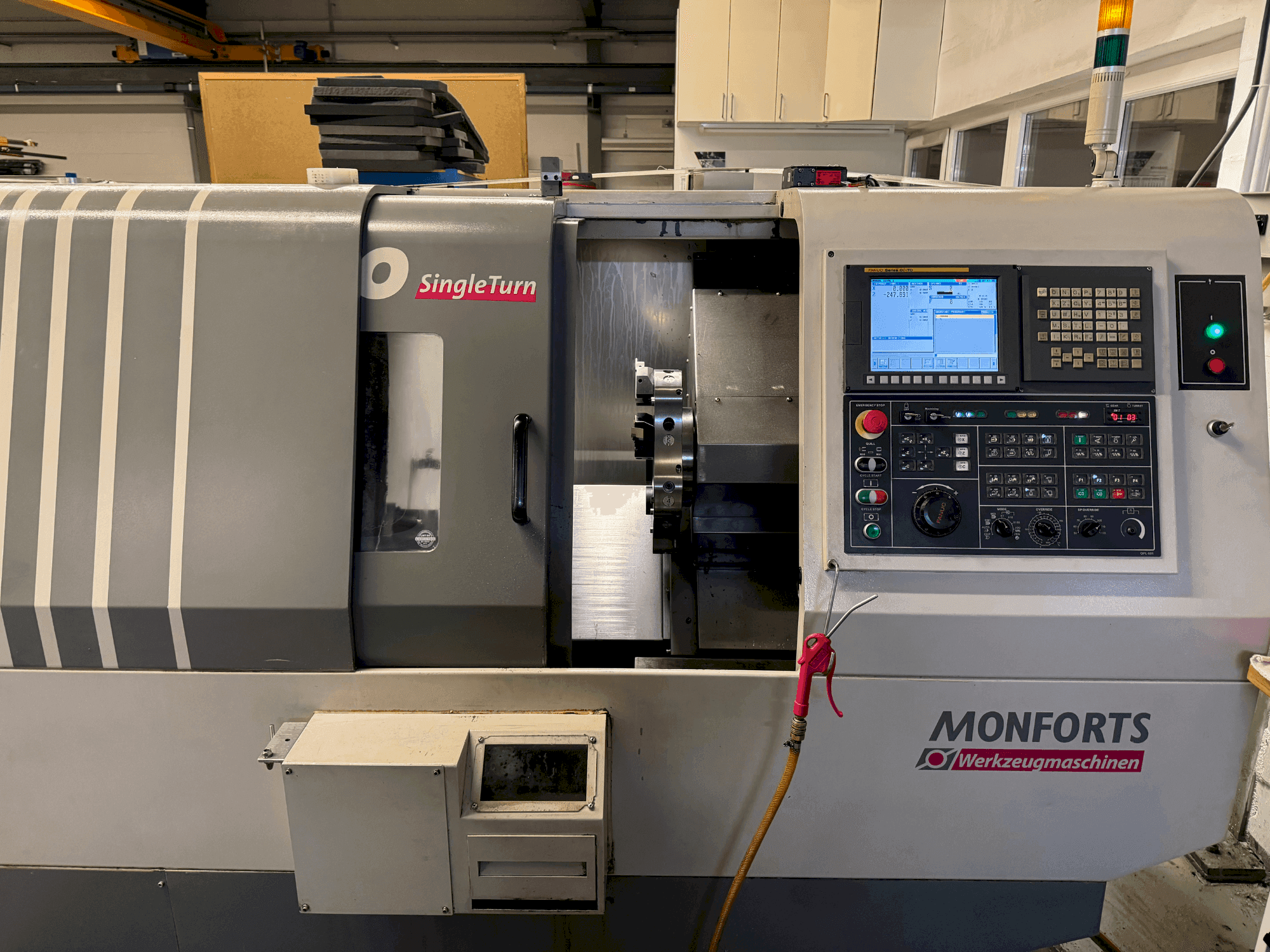 Vista frontal de la máquina Monforts TNC 300 SingleTurn