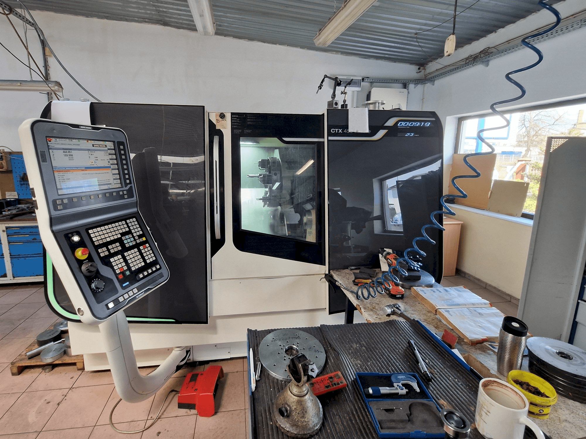 Vista frontal de la máquina DMG MORI CTX 450 ecoline