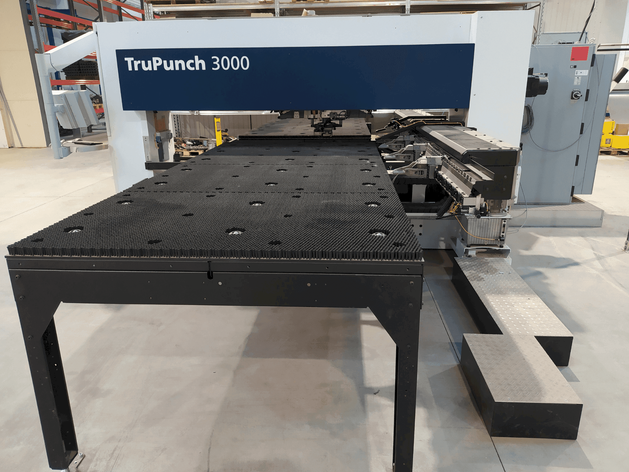 Vista frontal de la máquina TRUMPF TruPunch 3000
