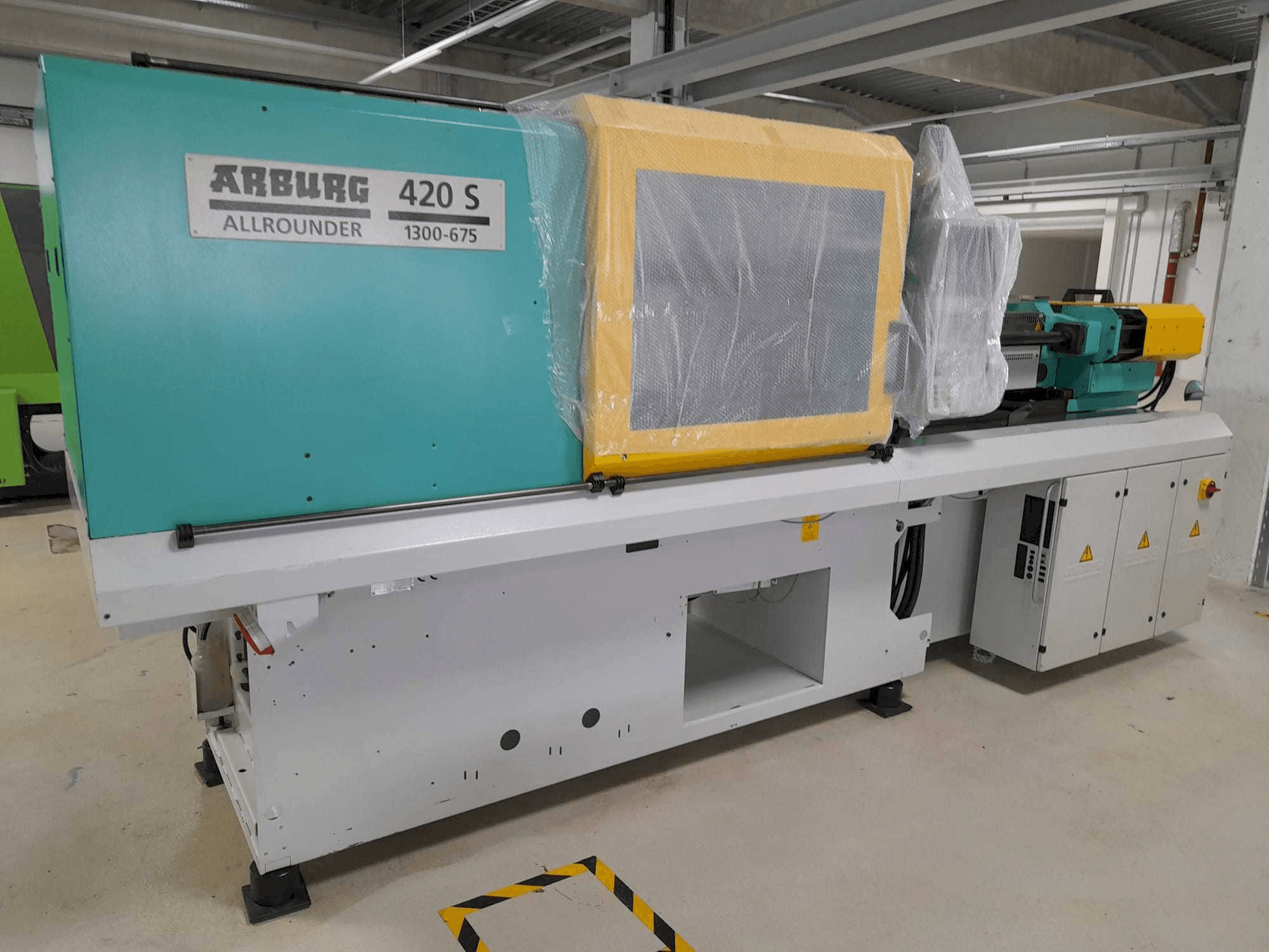 Vista frontal de la máquina Arburg Allrounder 420S 1300-675