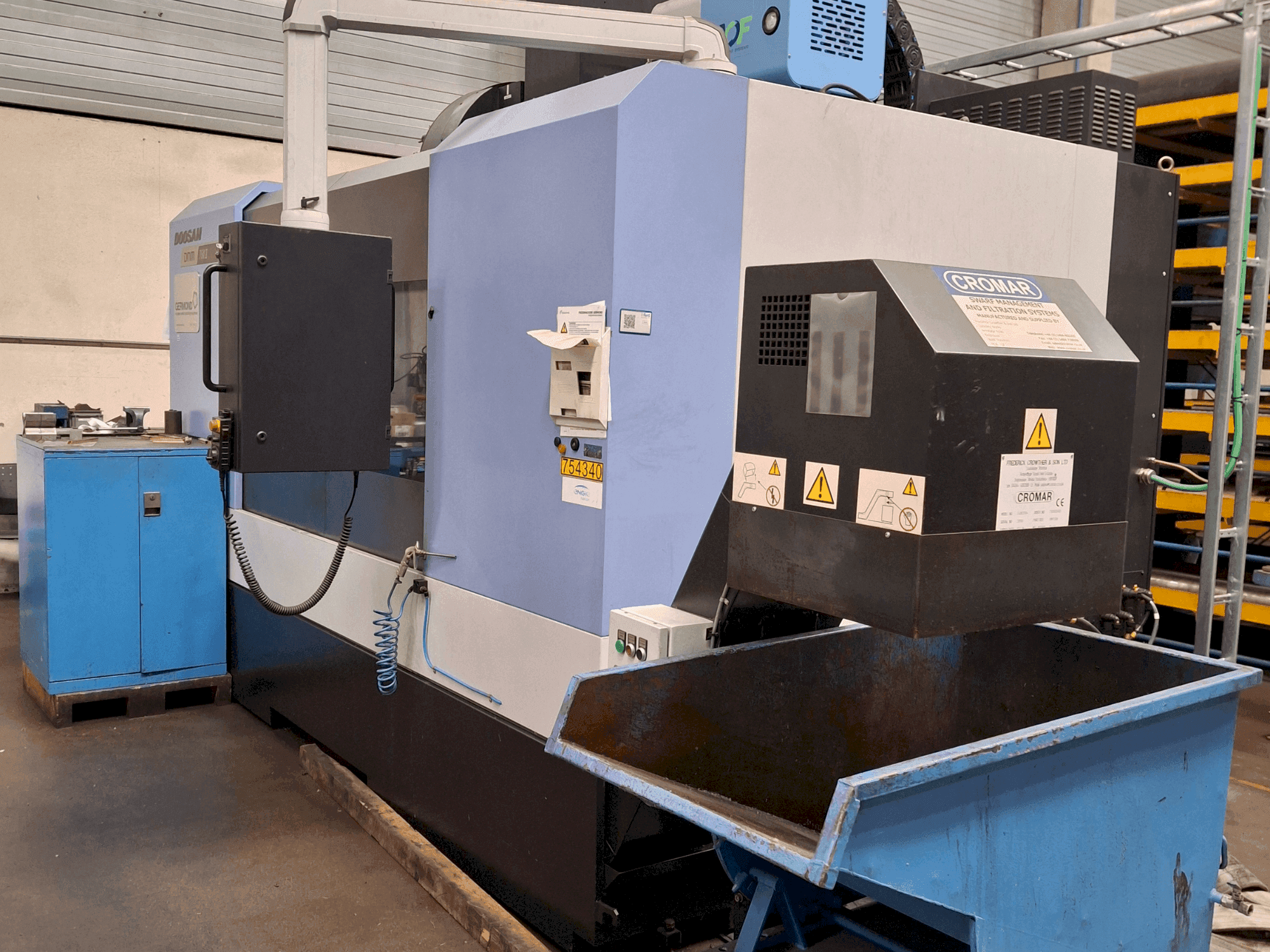 Vista frontal de la máquina DOOSAN DNM 750 II