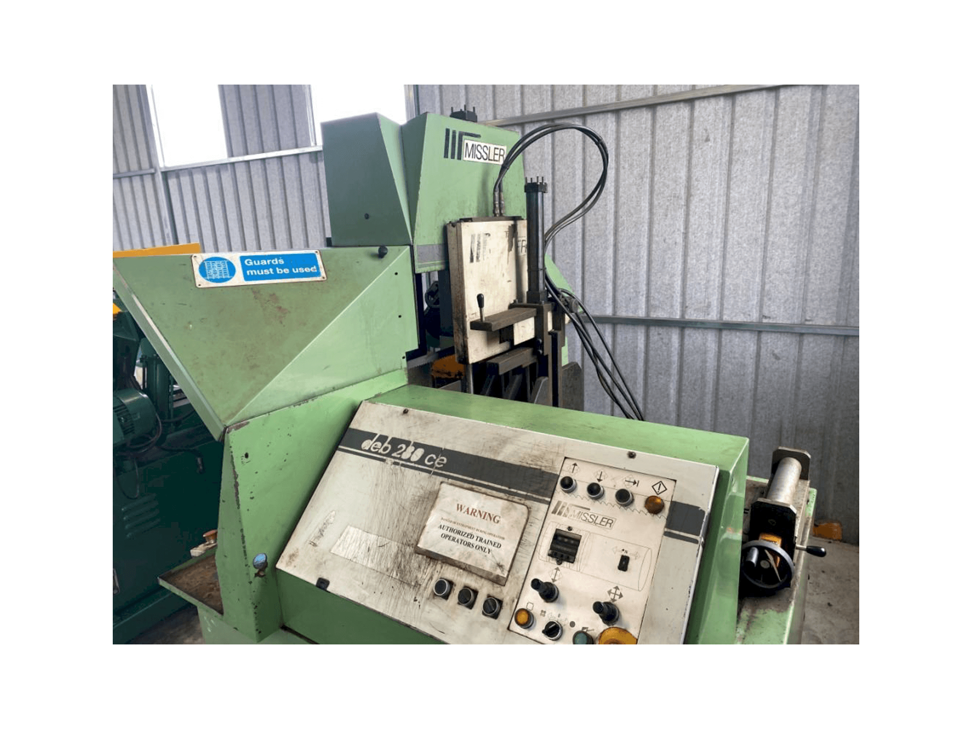 Vista frontal de la máquina Missler Compucut DEB 280CE