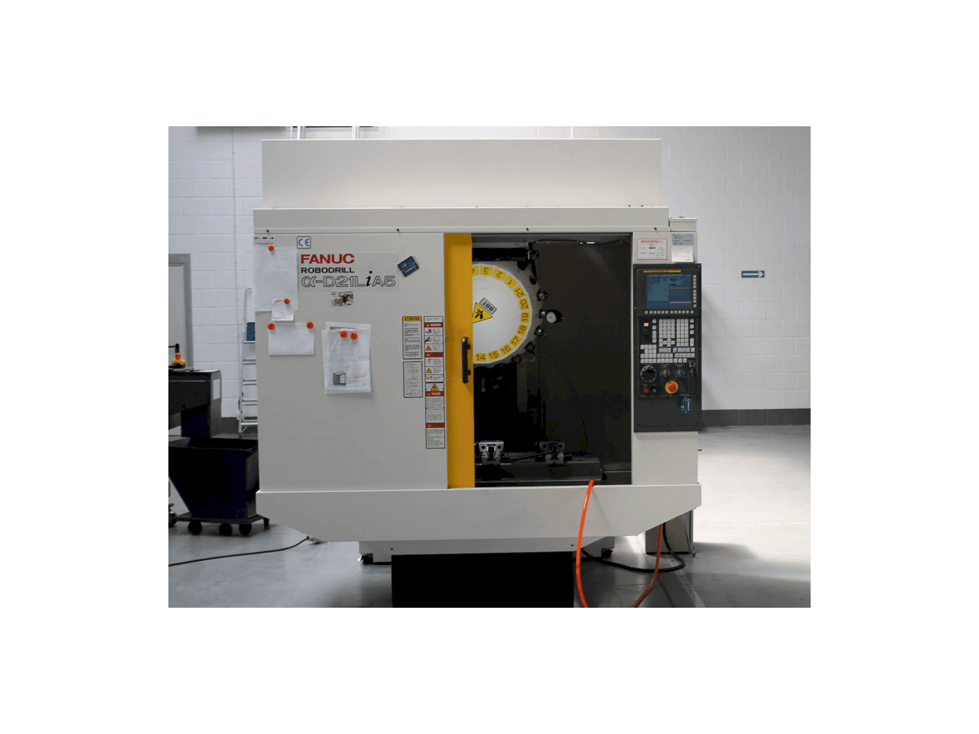 Vista frontal de la máquina FANUC RoboDrill D21LiA5