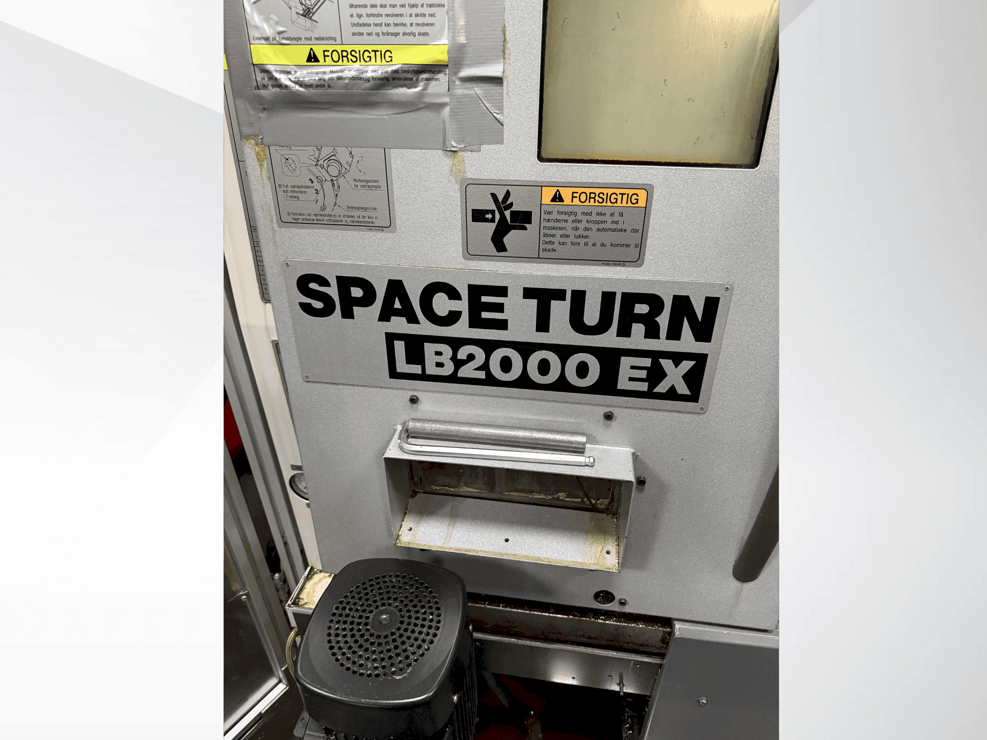 Vista frontal de la máquina Okuma Space Turn LB2000 EX