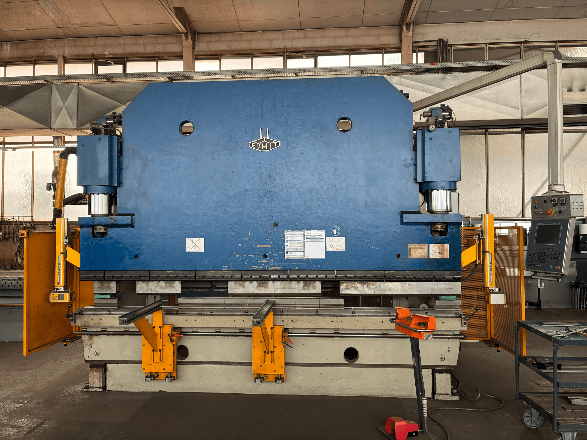 Centro de mecanizado vertical Bridgeport VMC 1000 22, vista frontal que muestra la carcasa azul, el panel de control y los componentes operativos.