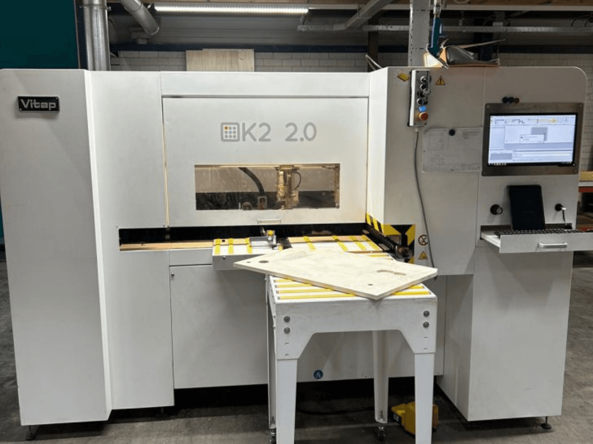 Centro de procesamiento CNC VITAP Point K2 2.0, vista frontal, mostrando el panel de control, la superficie de trabajo y las características de seguridad.
