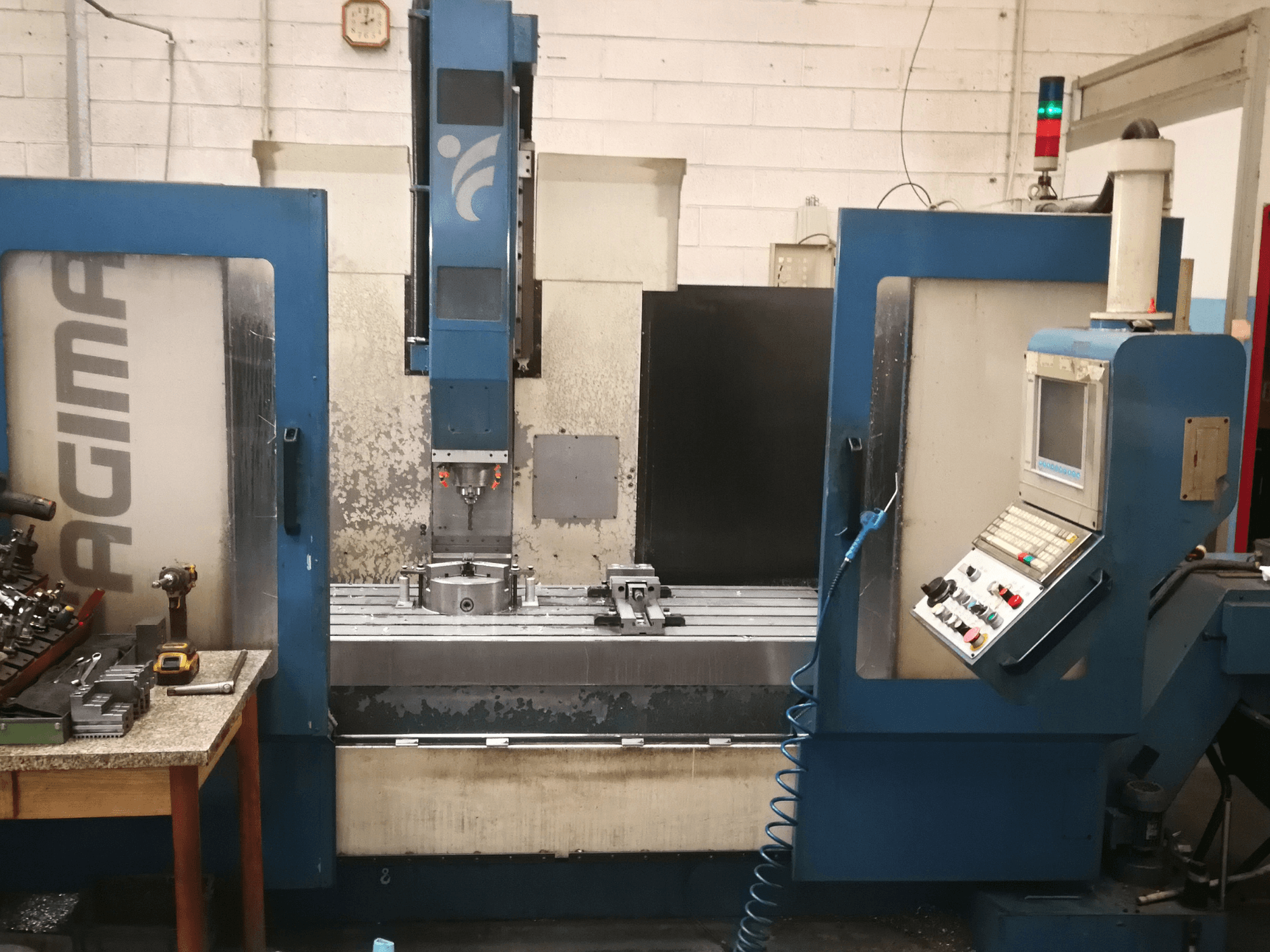 Centro de mecanizado vertical Fagima FAST 160 en una vista frontal, mostrando el panel de control, la mesa de trabajo y los detalles de la máquina.