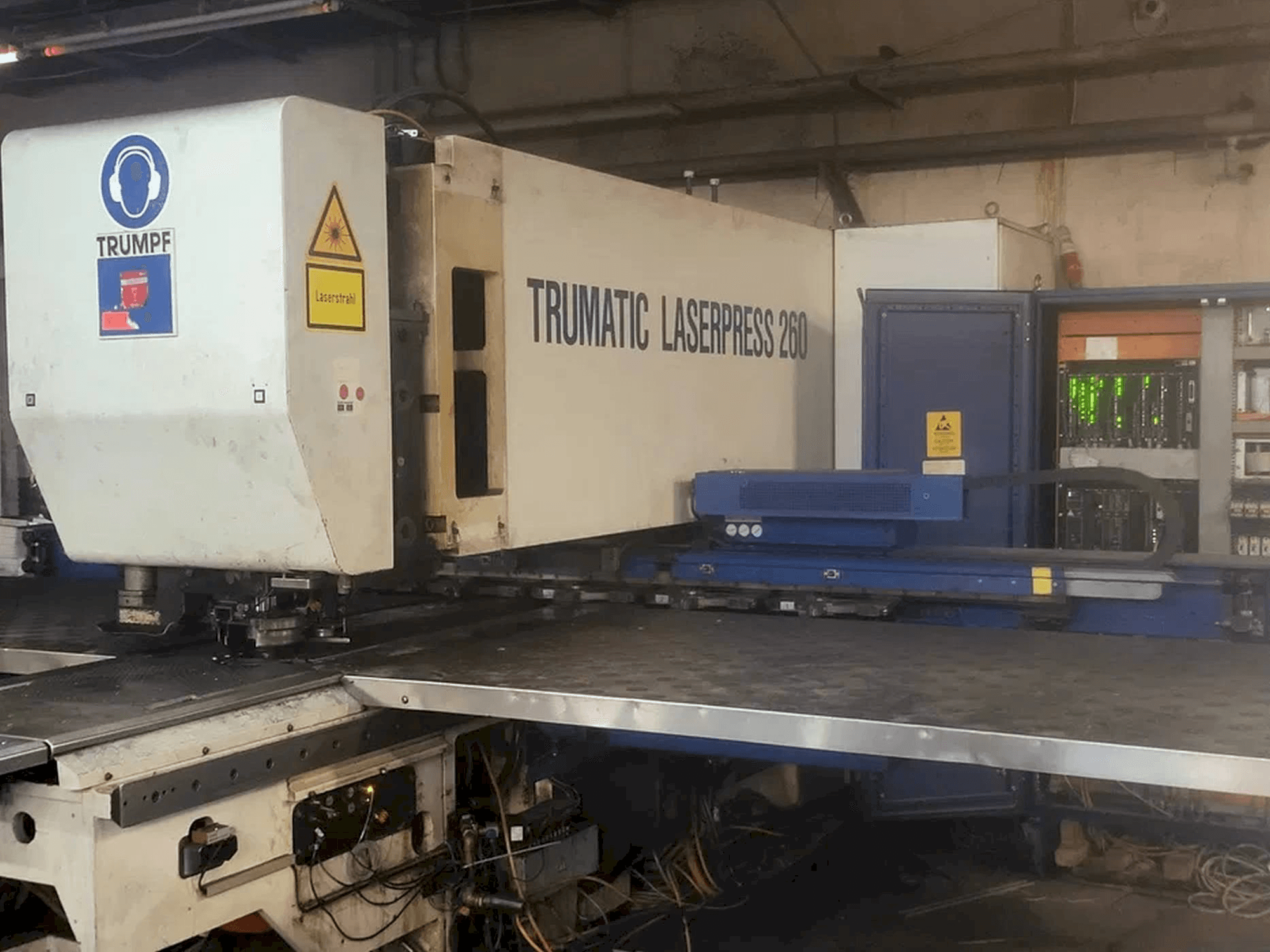 Vista frontal de la máquina Trumpf Trumatic 260