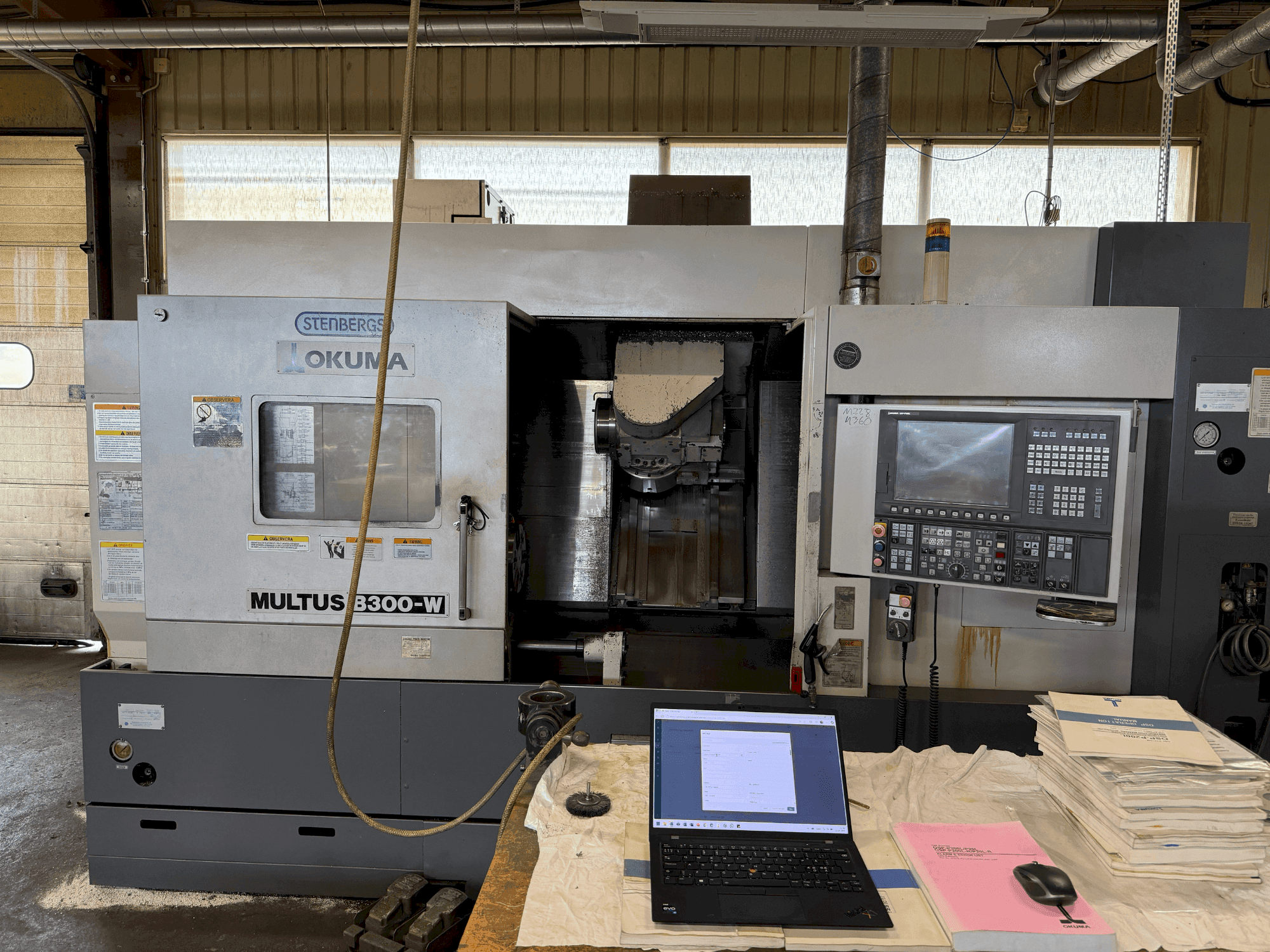 Vista frontal de la máquina Okuma Multus B300-W