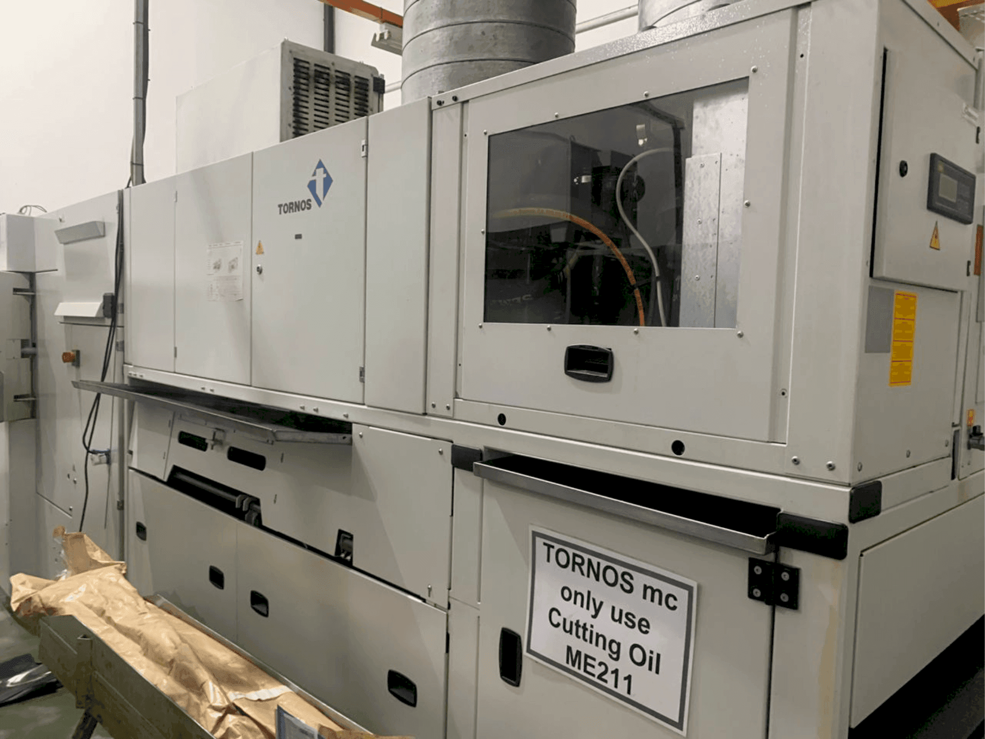 Vista frontal de la máquina TORNOS MultiSWiss 6x14