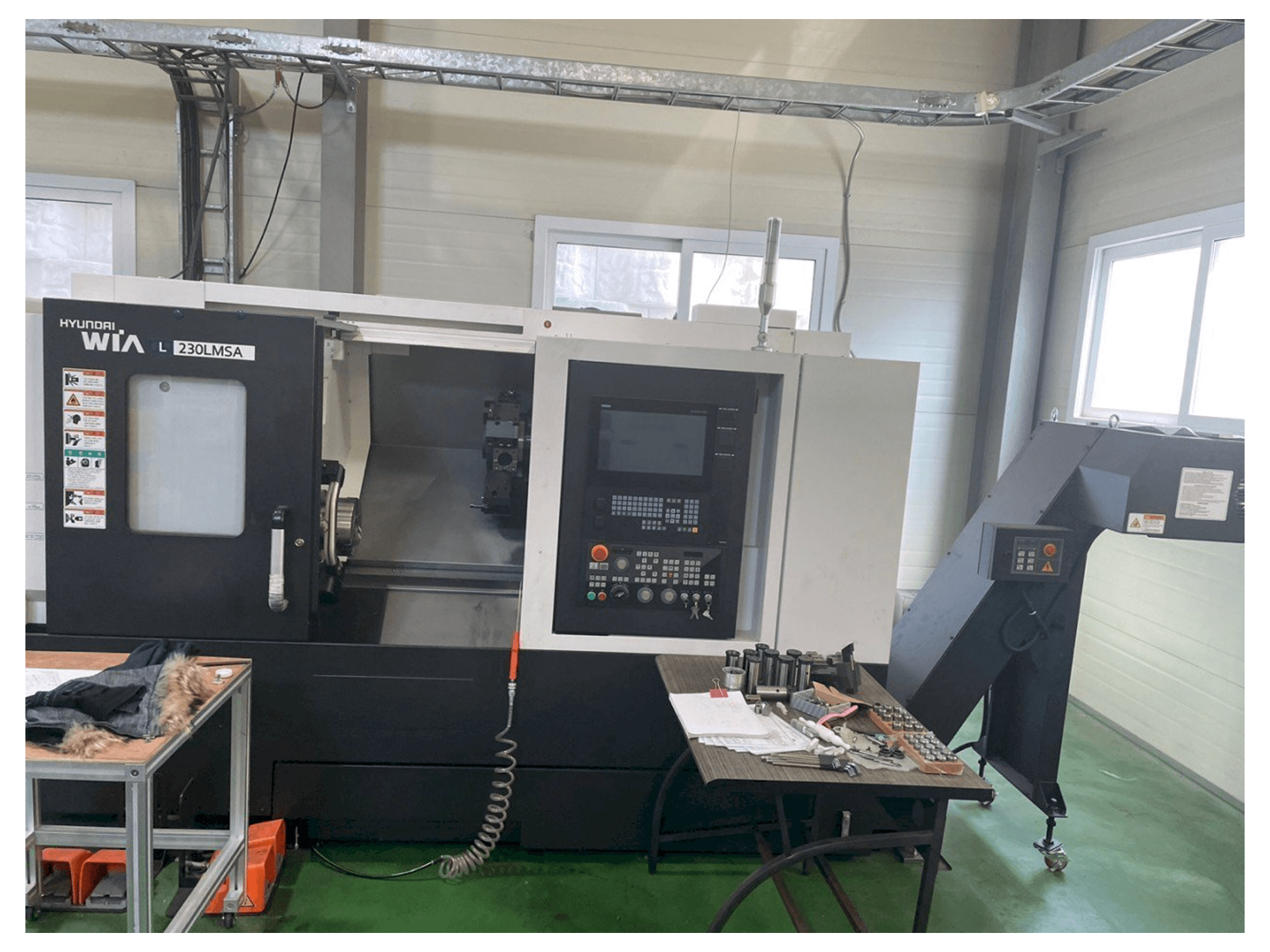 Vista frontal de la máquina Hyundai Wia L 230LMSA