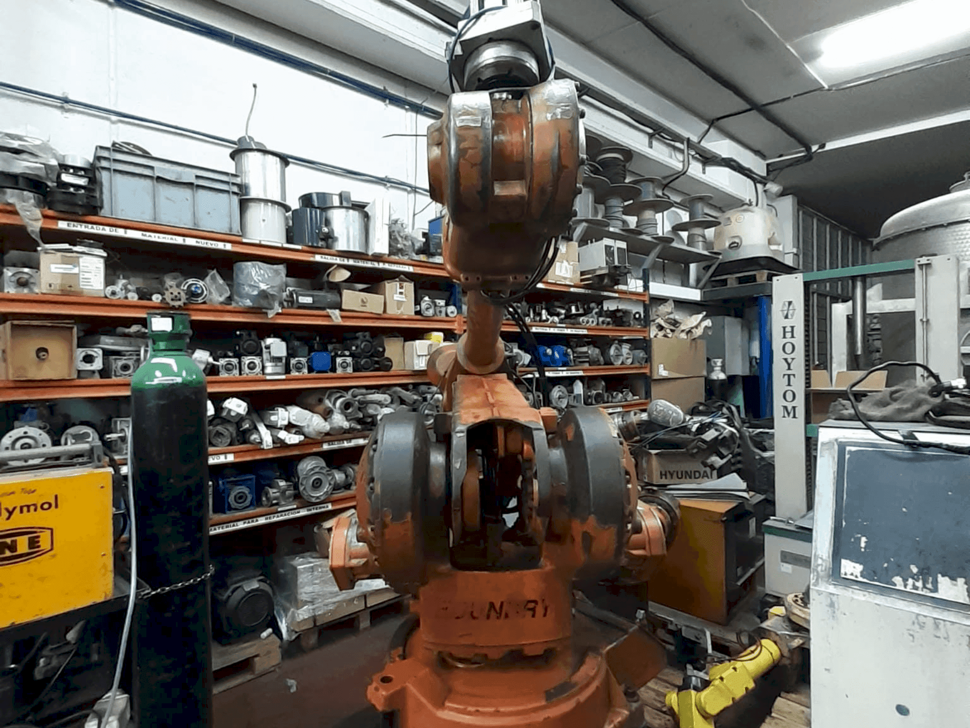 Vista frontal de la máquina ABB IRB 4400 (2018)