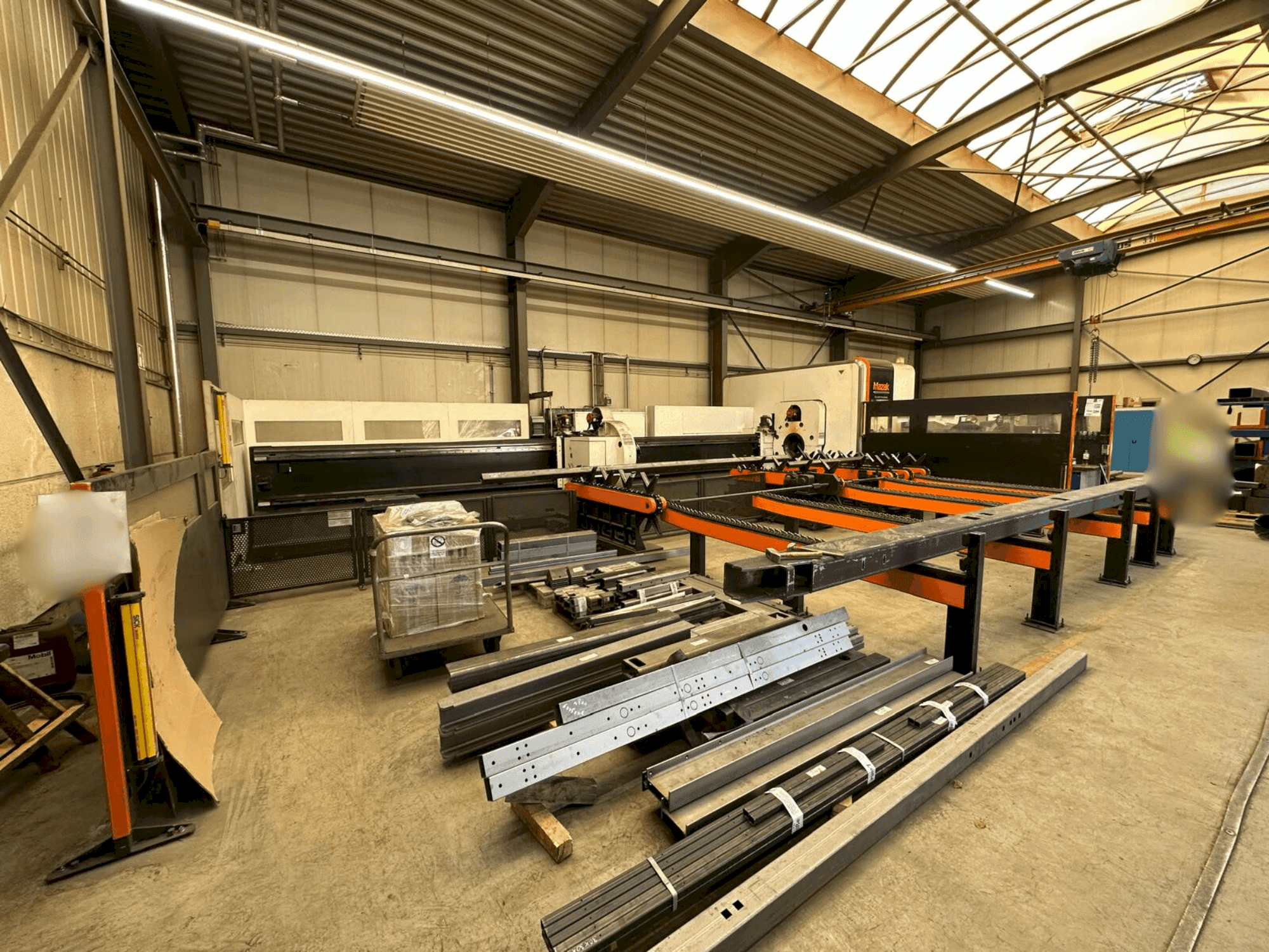 Vista frontal de la máquina Mazak FABRI GEAR 400 II