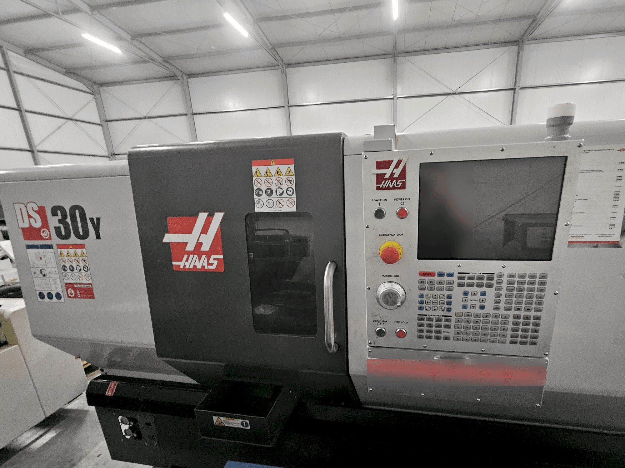 Vista frontal de la máquina HAAS DS-30Y