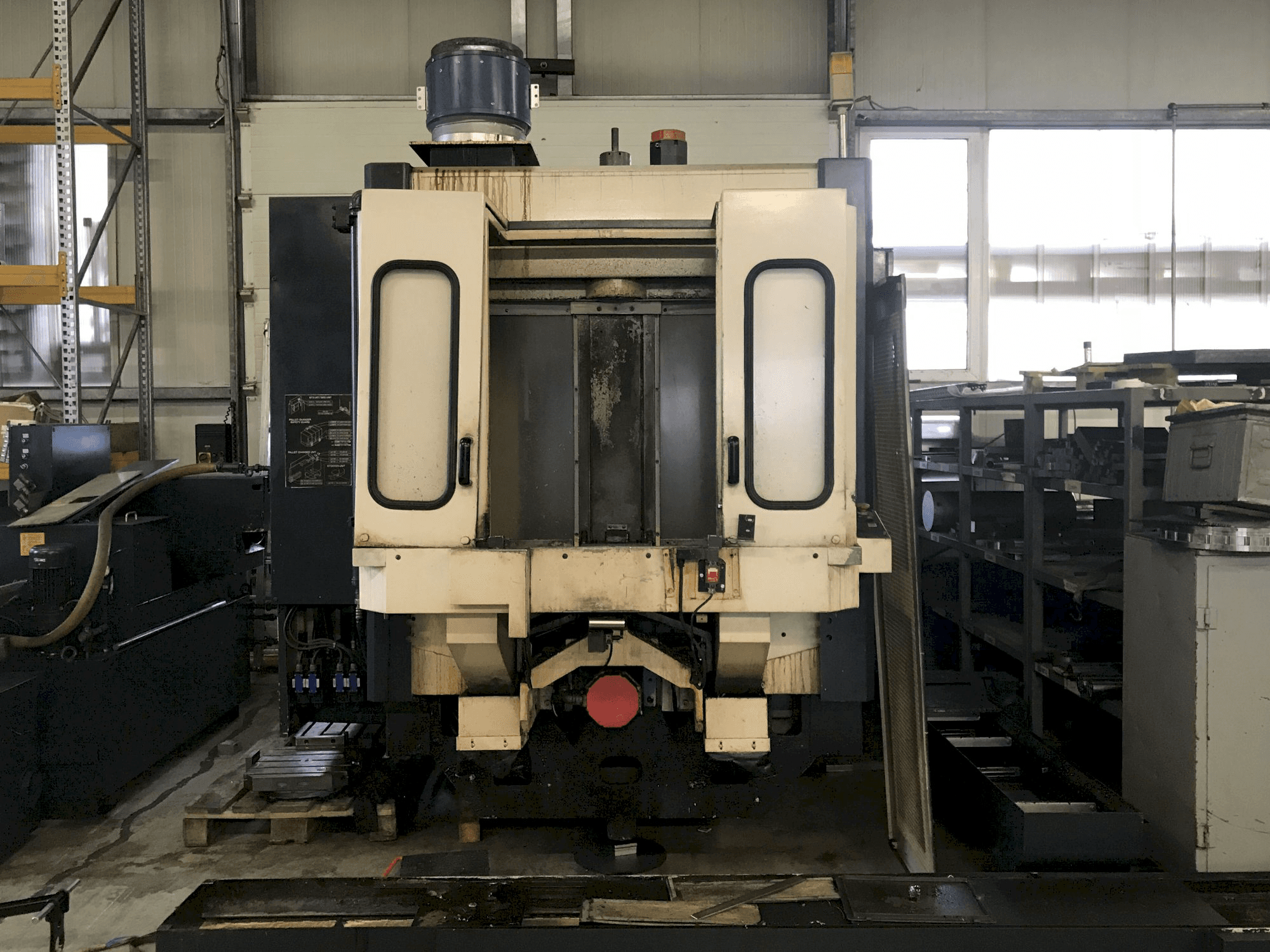 Vista frontal de la máquina Makino A55-A40