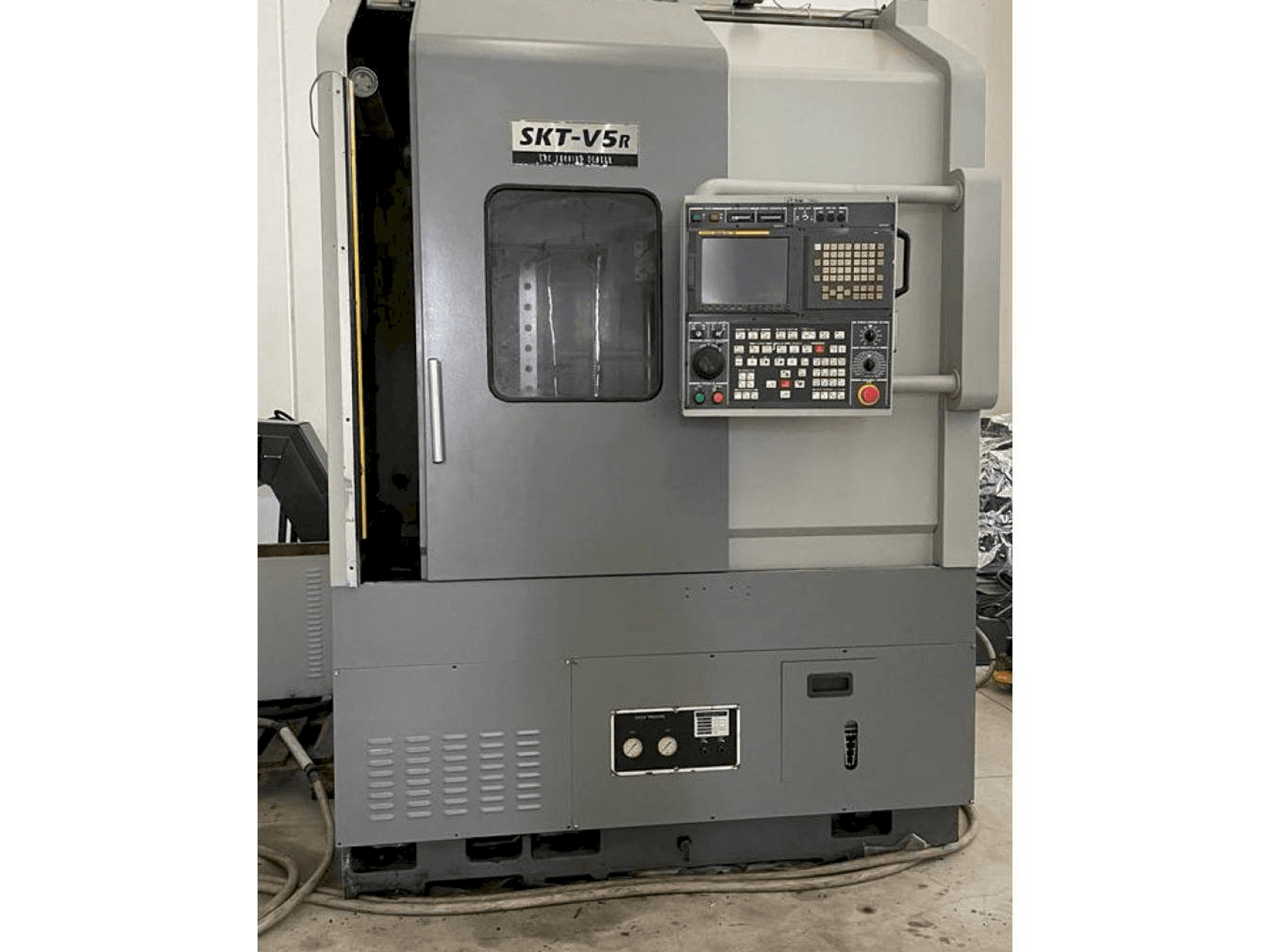 Vista frontal de la máquina Hyundai Hyundai SKT V5R