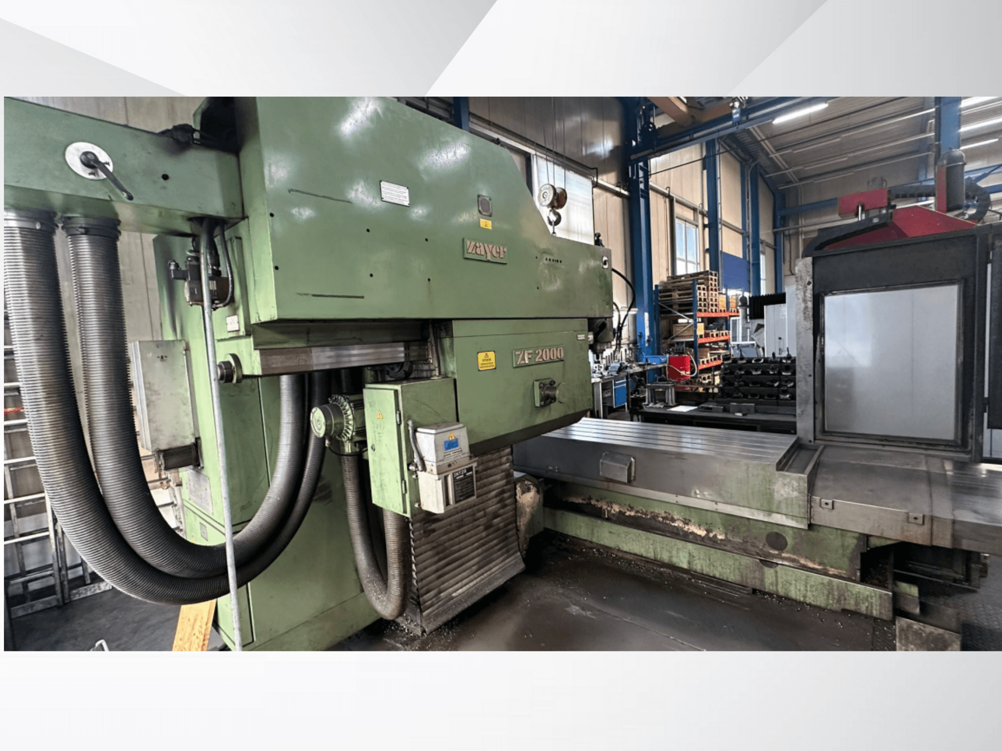Fresadora Zayer ZF 2000 en verde, vista lateral que muestra el panel de control y la gran bancada de fresado con mangueras acopladas.