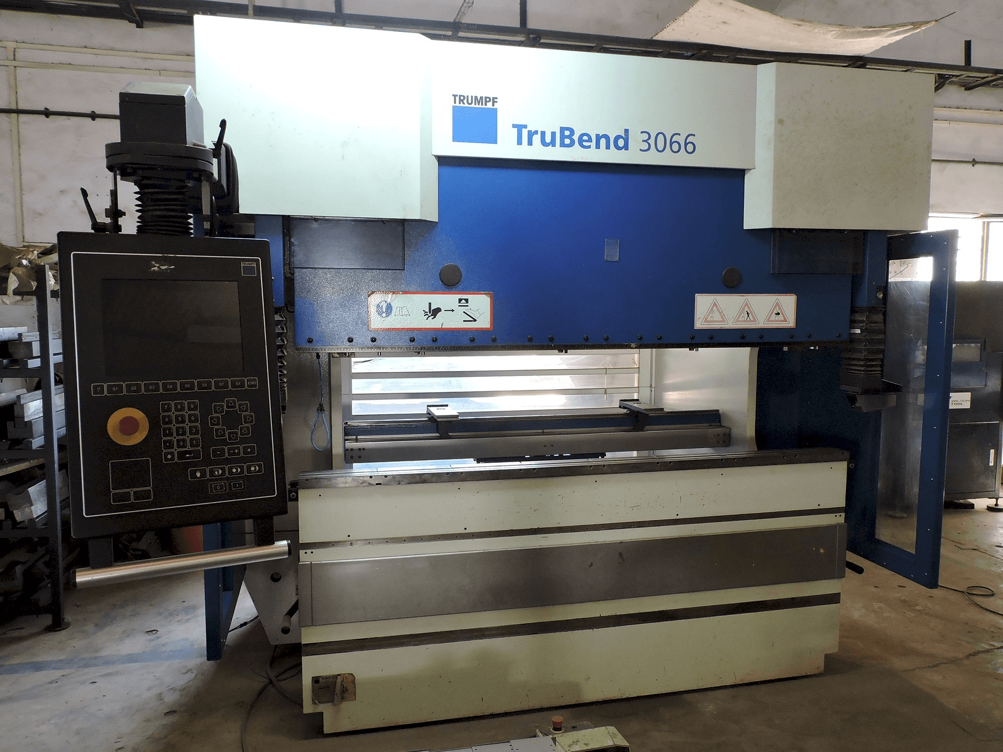 Vista frontal de la máquina Trumpf TruBend 3066