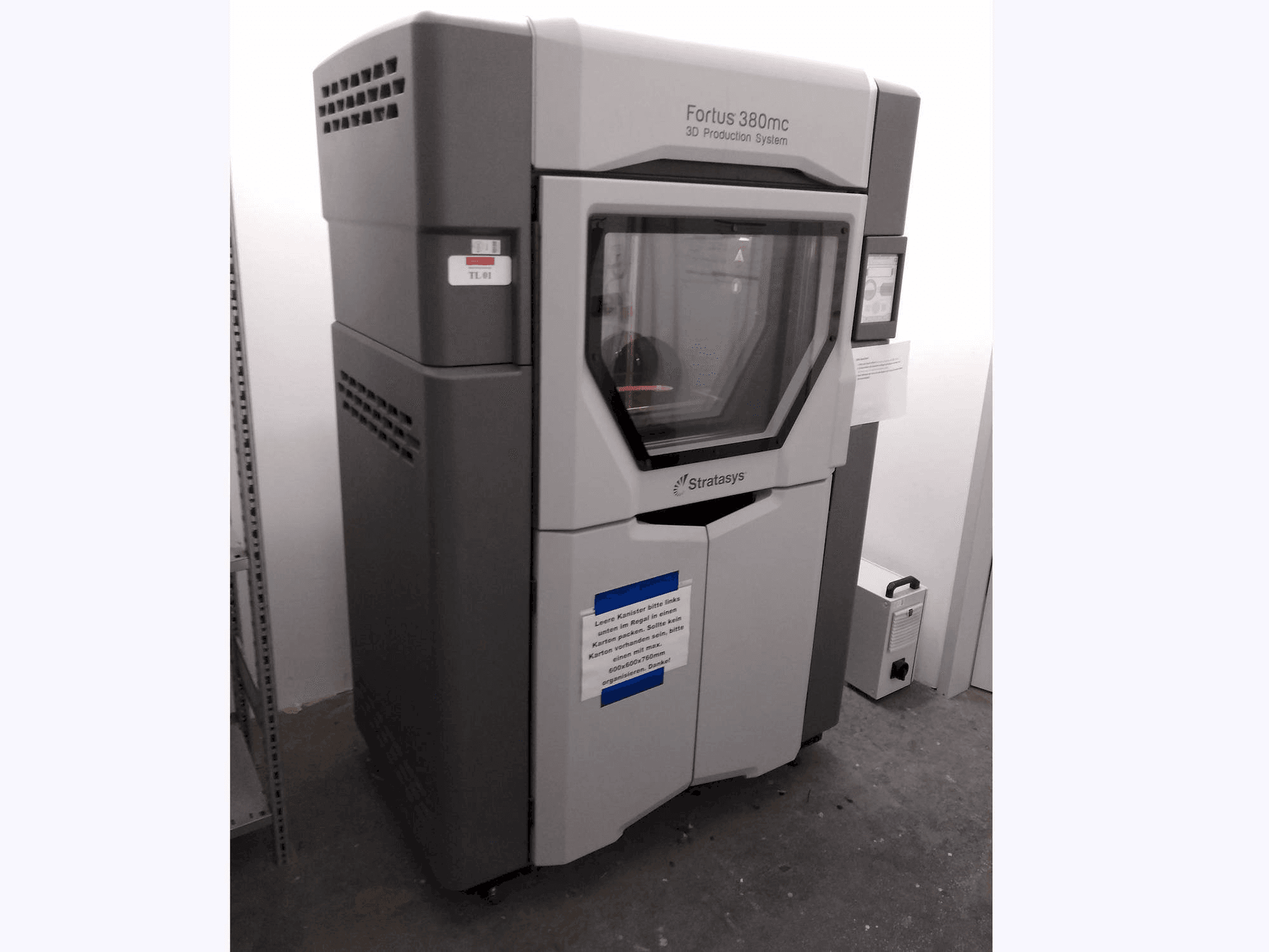 Vista frontal de la máquina Stratasys Fortus 380MC