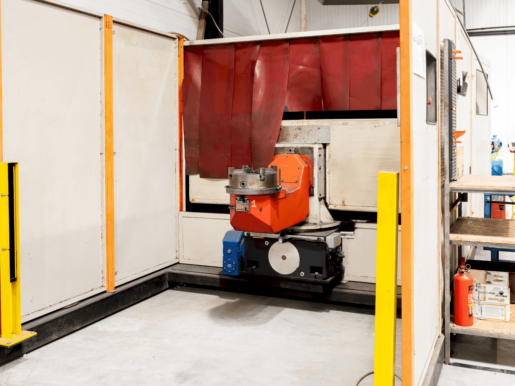 Vista frontal de la máquina IGM MA30 with KUKA robot