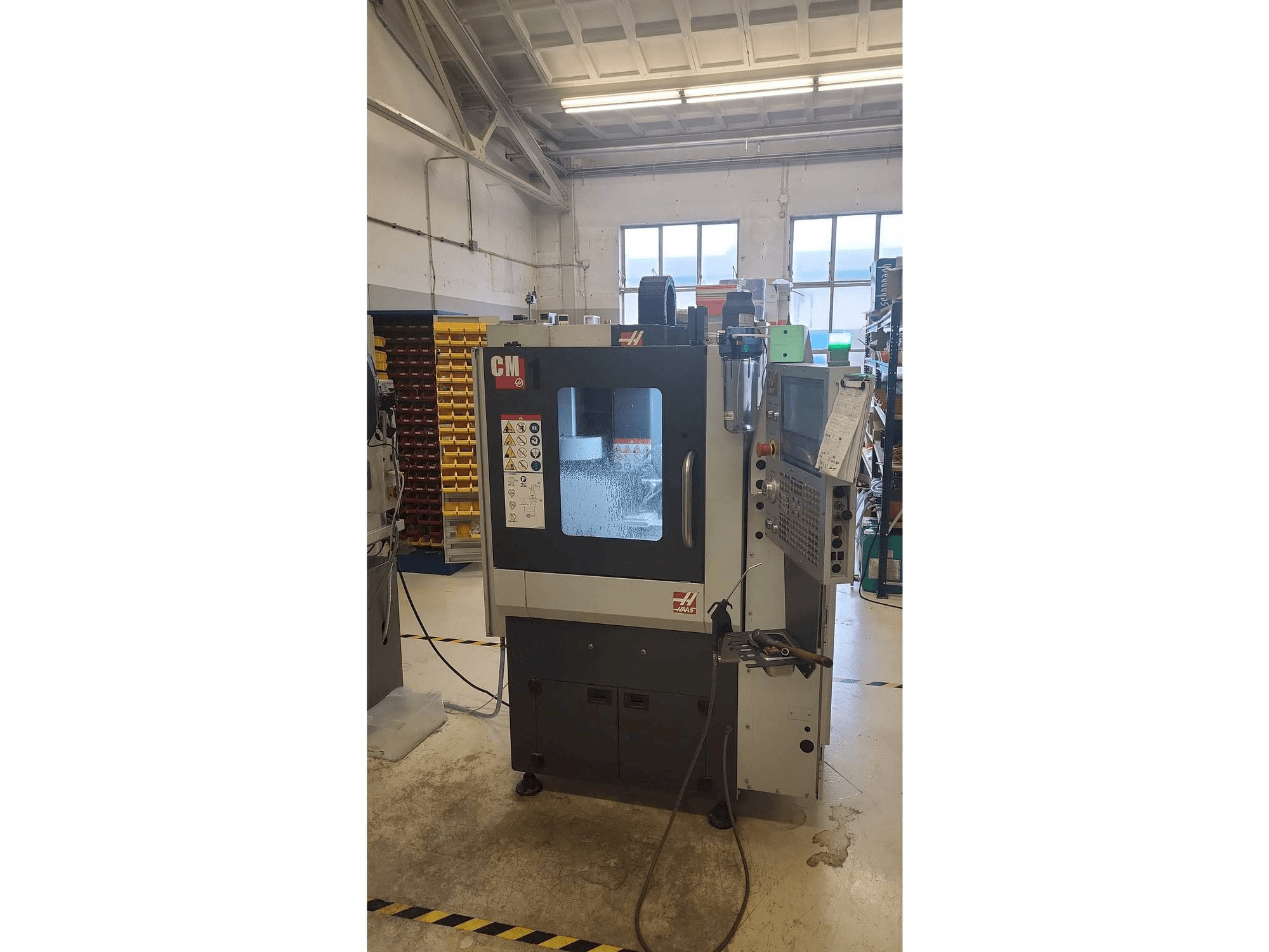Vista frontal de la máquina HAAS CM-1